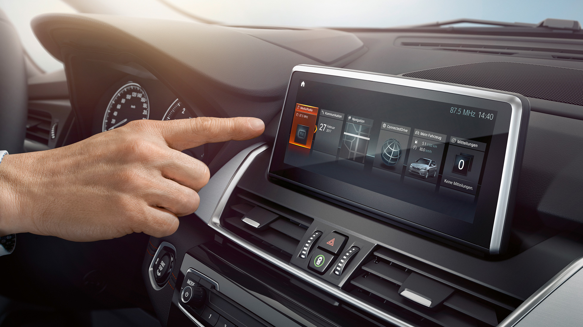 Copilotul tău BMW în BMW Seria 2 Active Tourer Imagine în prim-plan cu Copilotul tău BMW în BMW Seria 2 Active Tourer, F45, pe Control Display în interior