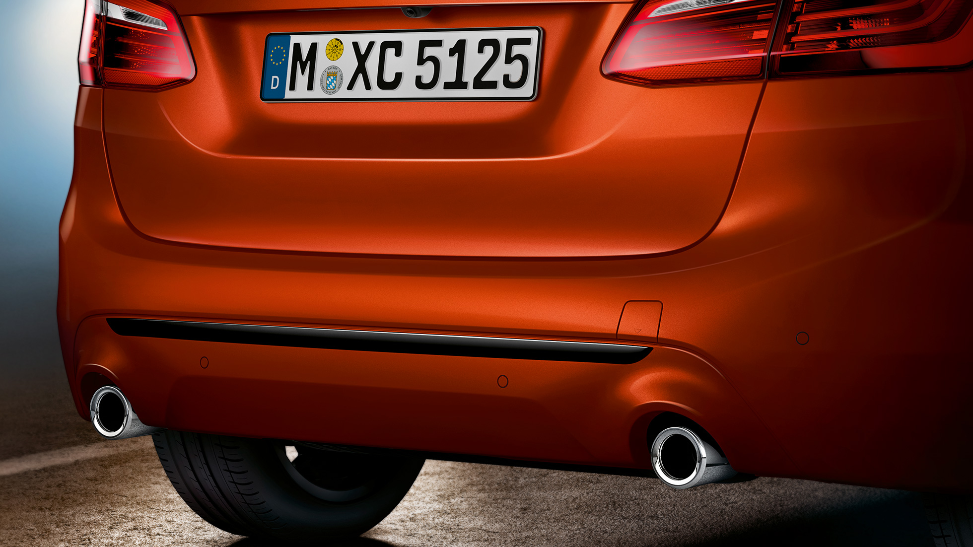 Partea spate a BMW Seria 2 Active Tourer Imagine în prim-plan cu partea spate a BMW Seria 2 Active Tourer, F45, în Portocaliu Sunset metalizat