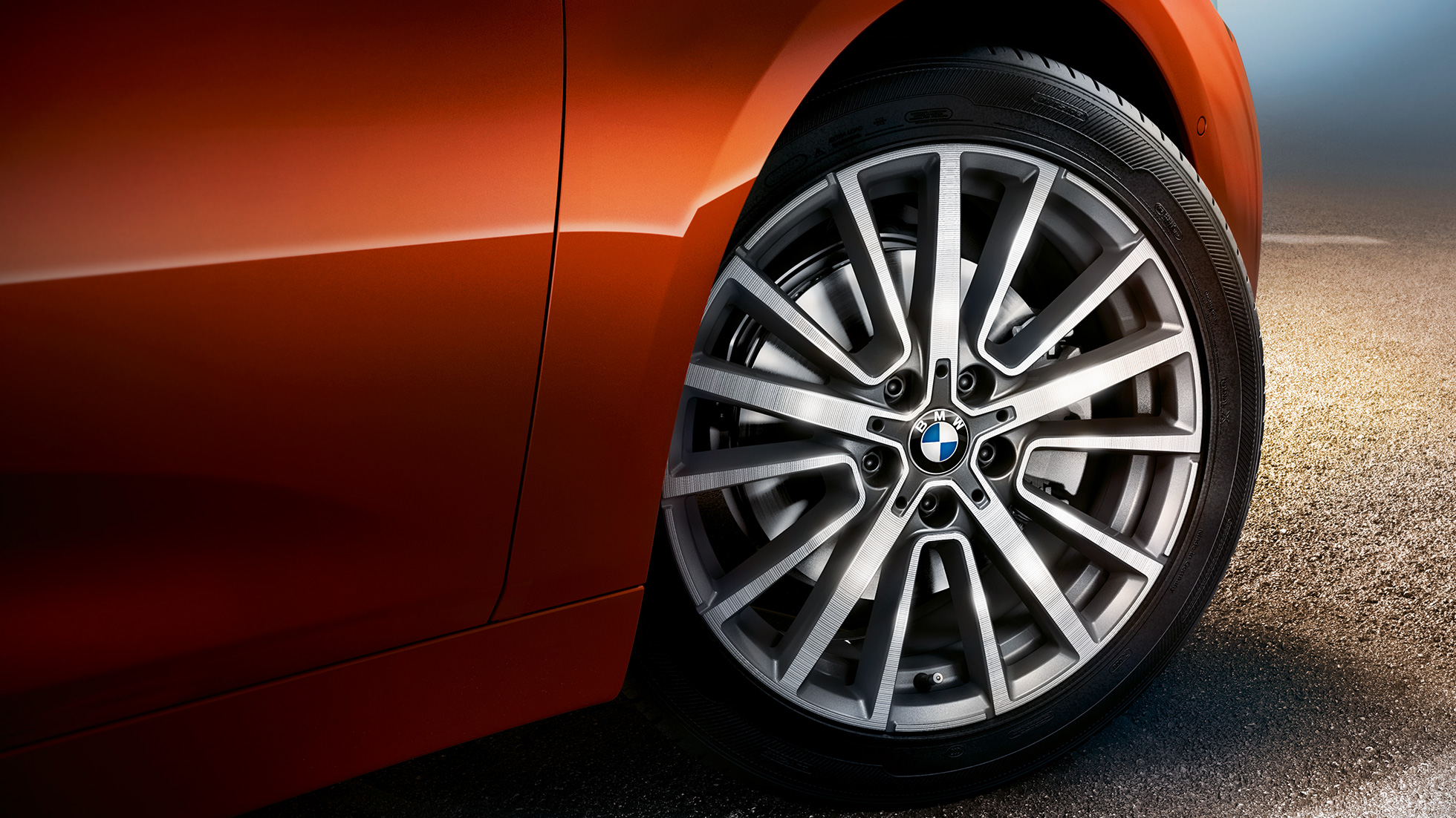 Jantele din aliaj uşor ale BMW Seria 2 Active Tourer Imagine în prim-plan cu jantele din aliaj uşor ale BMW Seria 2 Active Tourer, F45, în Portocaliu Sunset metalizat