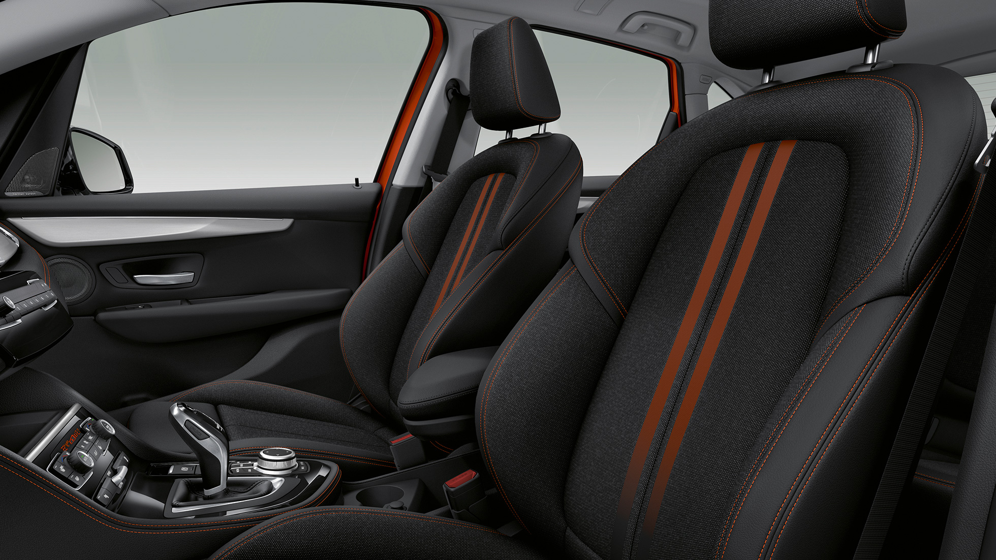 Scaunele sport ale BMW Seria 2 Active Tourer Imagine în prim-plan cu scaunele sport din interiorul BMW Seria 2 Active Tourer, F45