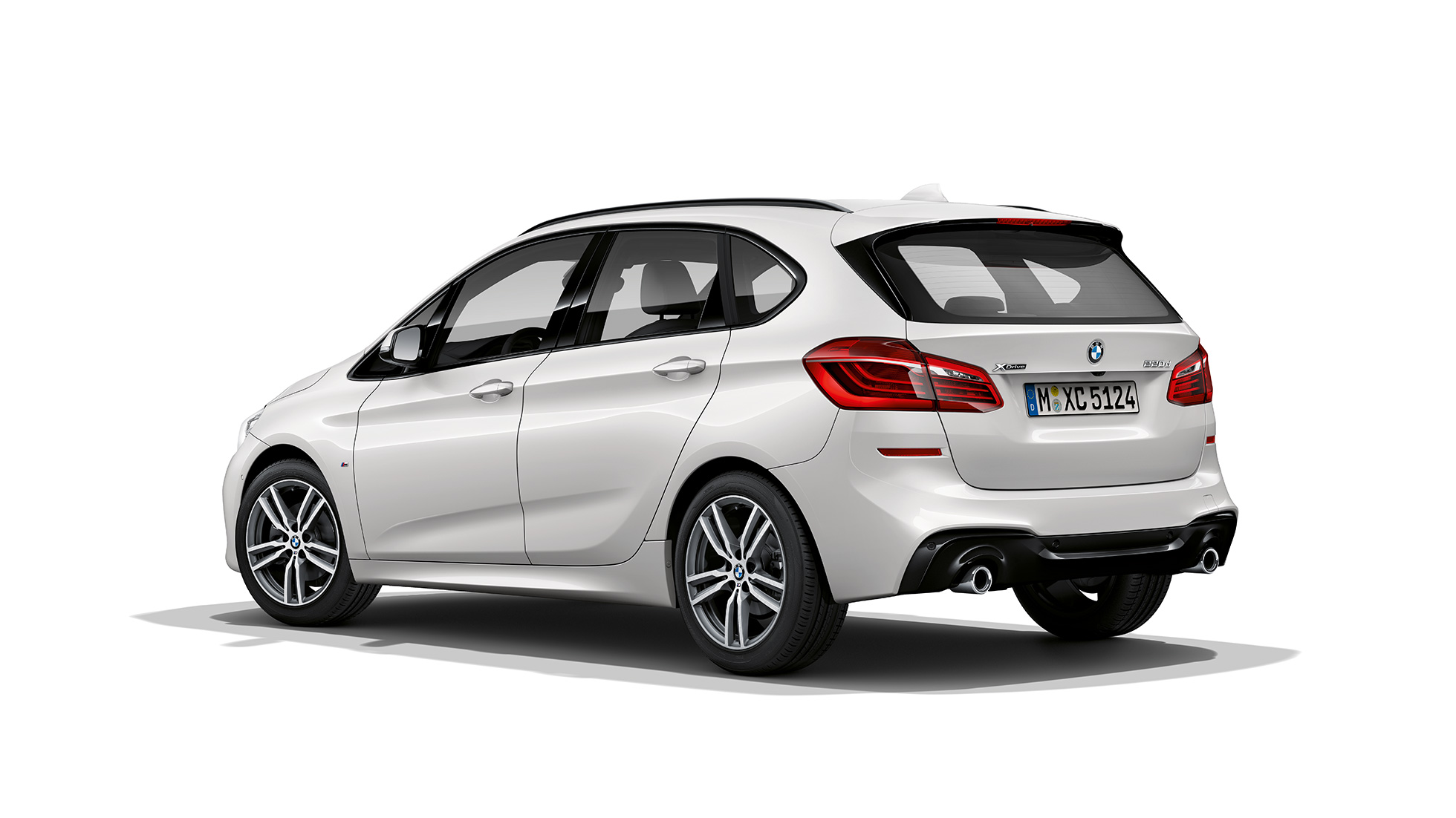 Imagine cu trei sferturi din partea spate a BMW Seria 2 Active Tourer, cu pachet M Sport Imagine cu trei sferturi din partea spate a BMW 220d xDrive Active Tourer, F45, în Alb Mineral metalizat, cu pachet M Sport
