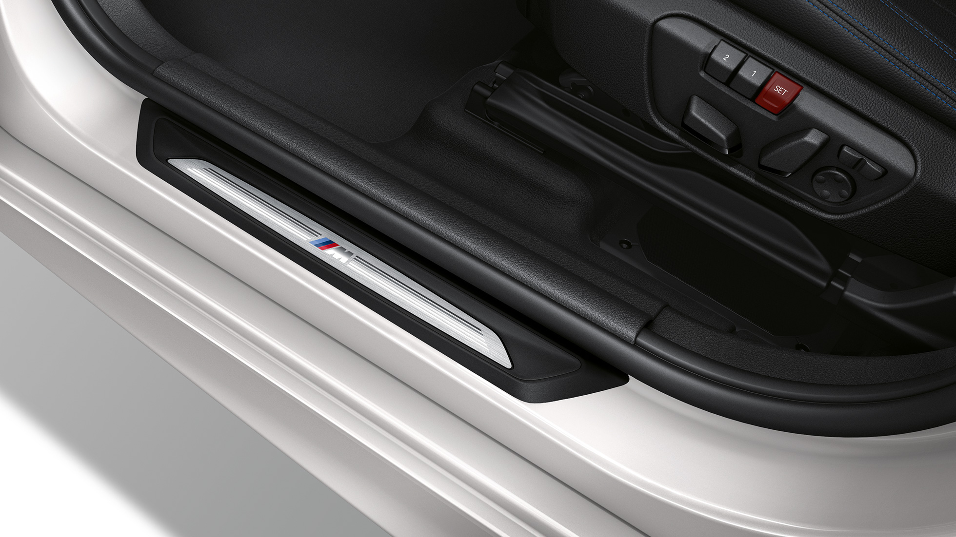 Pragurile portierelor BMW Seria 2 Active Tourer, cu pachet M Sport Imagine cu pragurile portierelor BMW 220d xDrive Active Tourer, F45, în Alb Mineral metalizat, cu pachet M Sport
