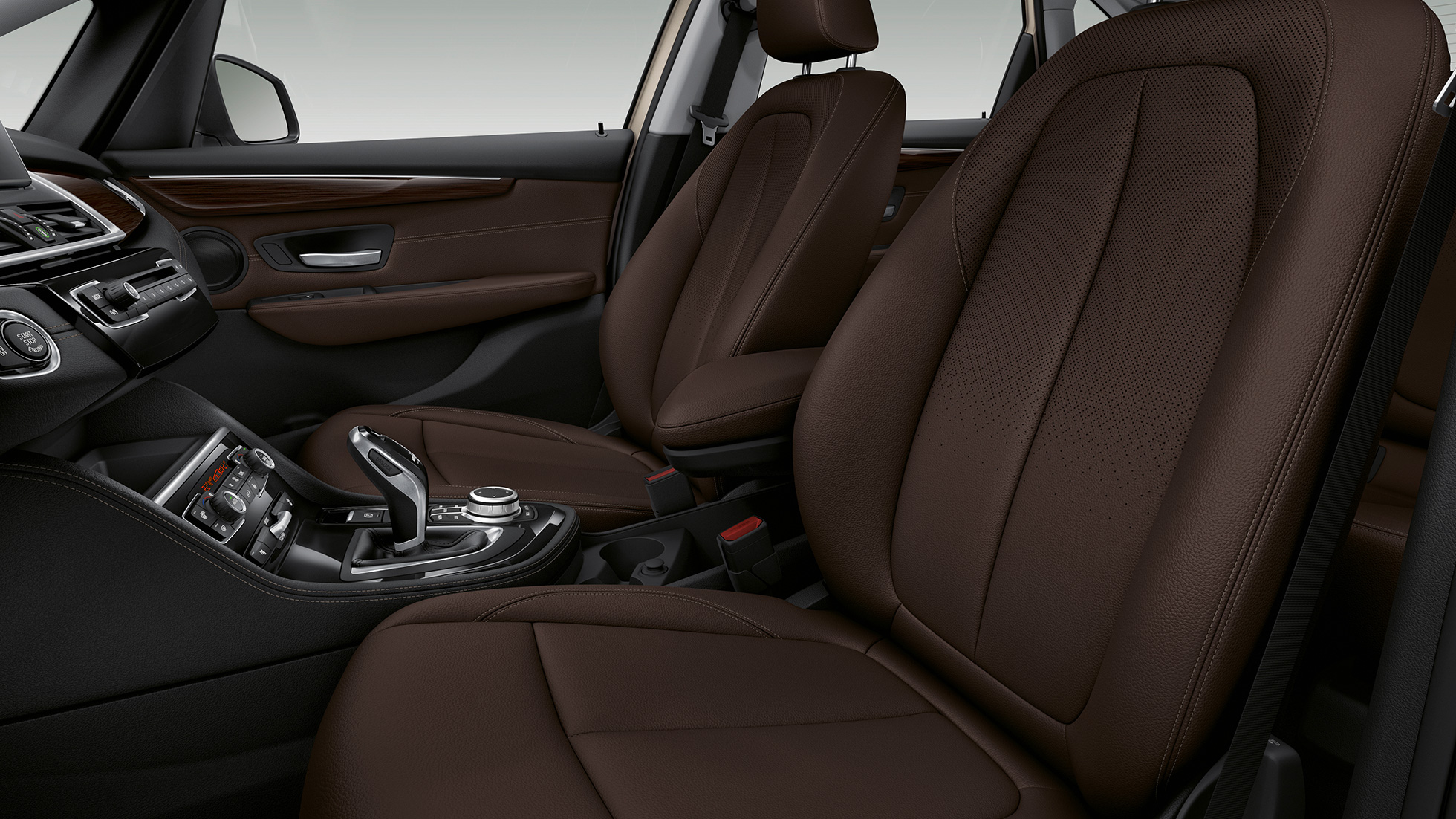 Scaunele sport ale BMW Seria 2 Active Tourer, model Luxury Line Imagine cu scaunele sport ale BMW 225i xDrive Active Tourer, F45, model Luxury Line