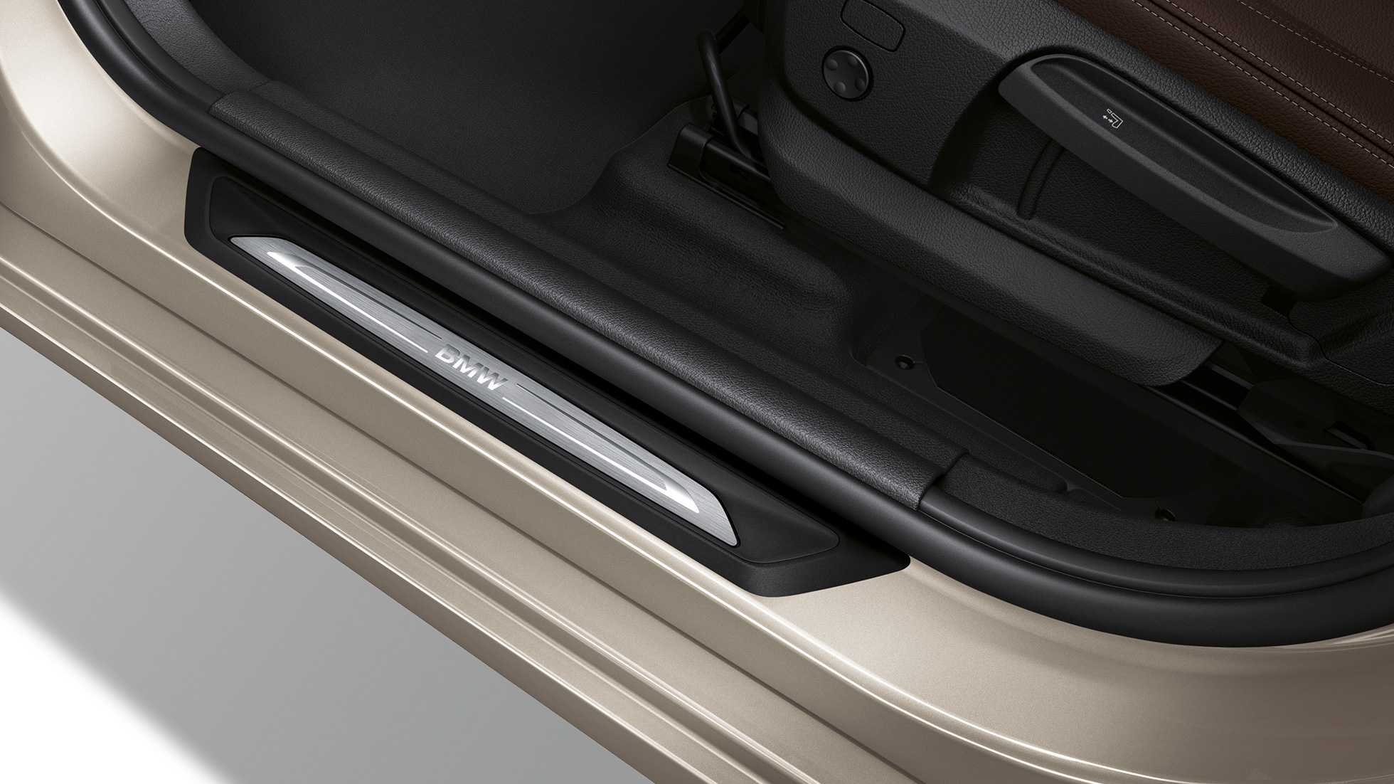 Pragurile portierelor BMW Seria 2 Active Tourer, model Luxury Line Imagine cu finisajele pragurilor portierelor BMW 225i xDrive Active Tourer, Luxury Line, F45 2018, în Argintiu Cashmere