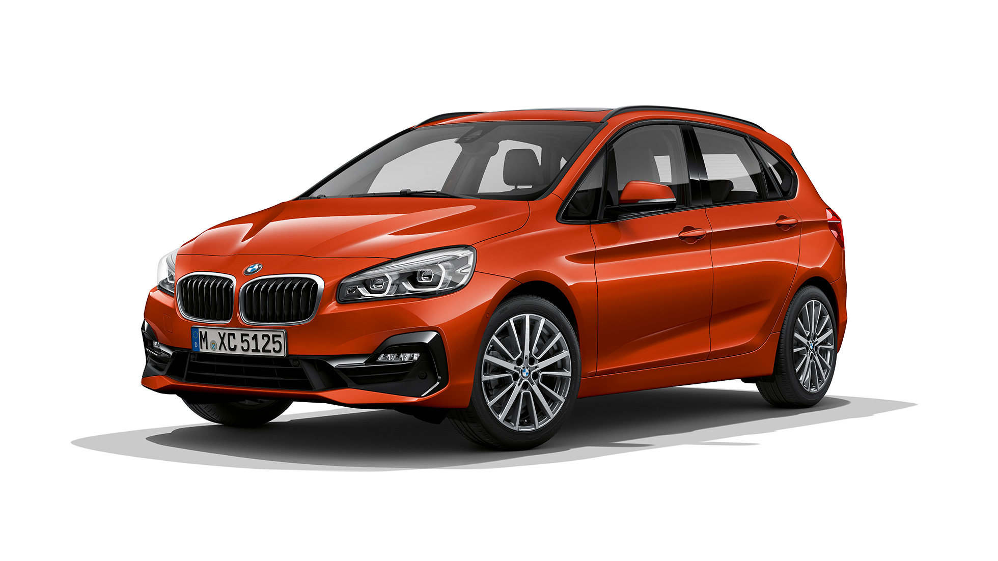 Imagine cu trei sferturi din partea frontală a BMW Seria 2 Active Tourer, model Sport Line Imagine cu trei sferturi din partea frontală a BMW 220i Active Tourer, F45, în Portocaliu Sunset metalizat, model Sport Line