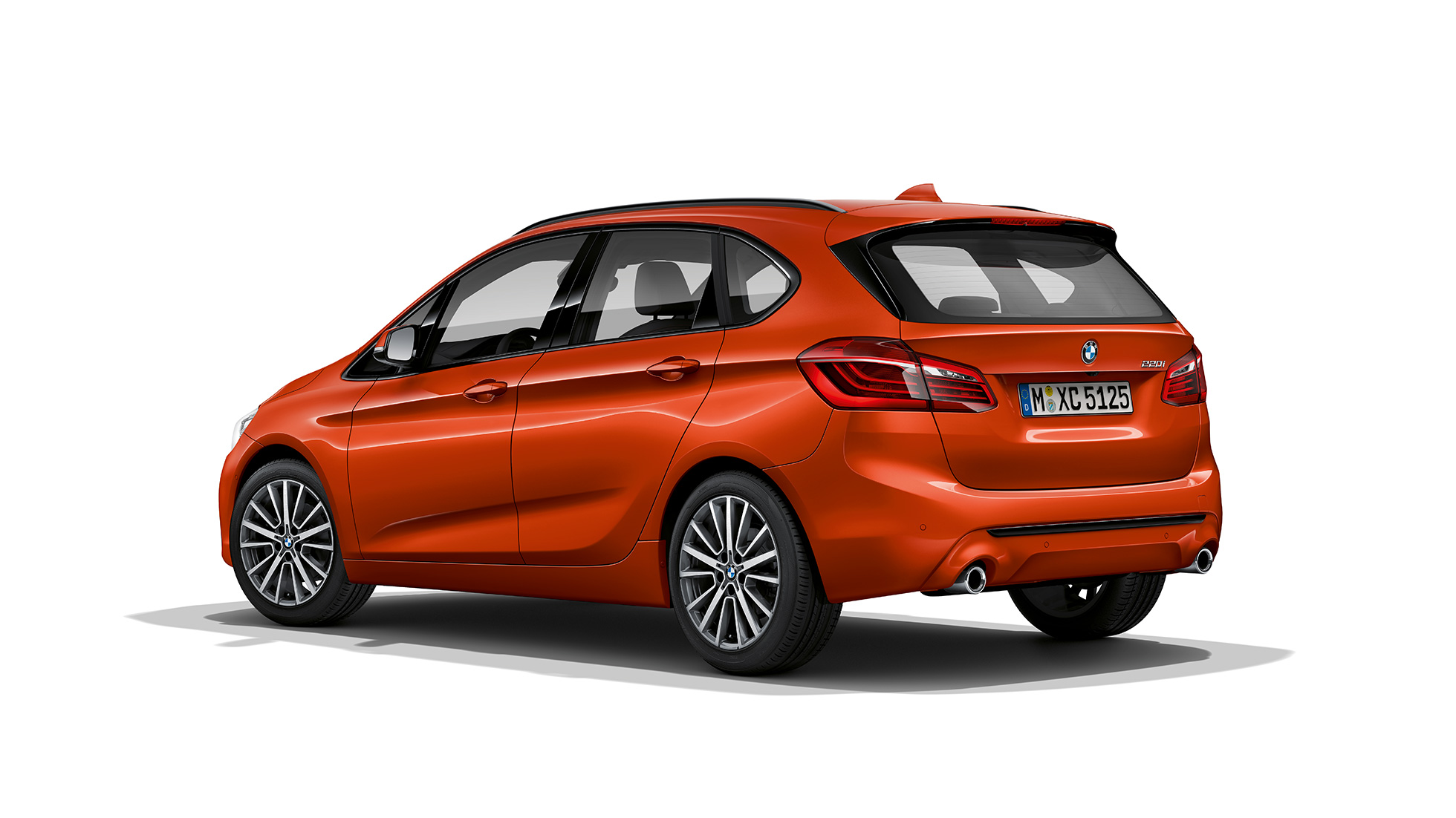 Imagine cu trei sferturi din partea spate a BMW Seria 2 Active Tourer, model Sport Line Imagine cu trei sferturi din partea spate a BMW 220i Active Tourer, F45, în Portocaliu Sunset metalizat, model Sport Line