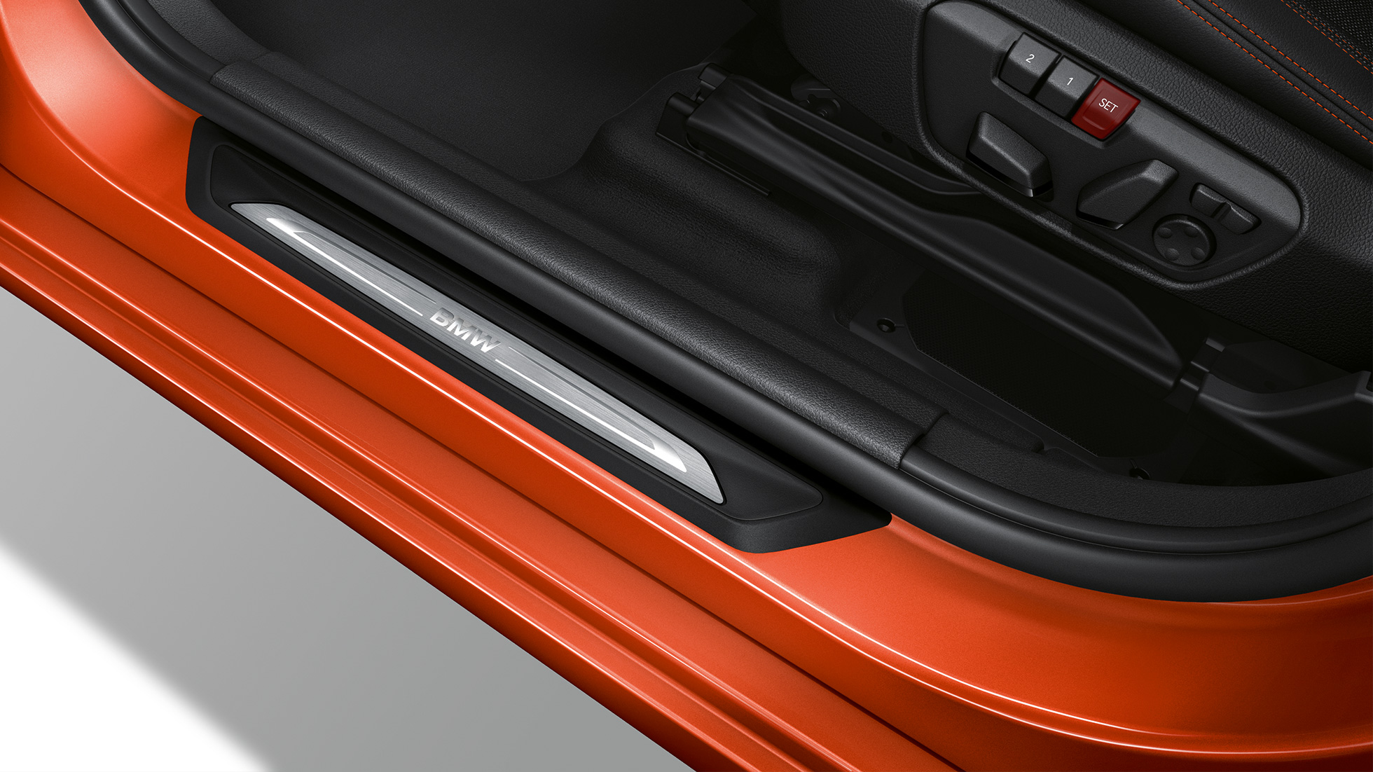 Pragurile portierelor BMW Seria 2 Active Tourer, model Sport Line Imagine cu pragurile portierelor BMW 220i Active Tourer, F45, 2018, în Portocaliu Sunset metalizat, model Sport Line