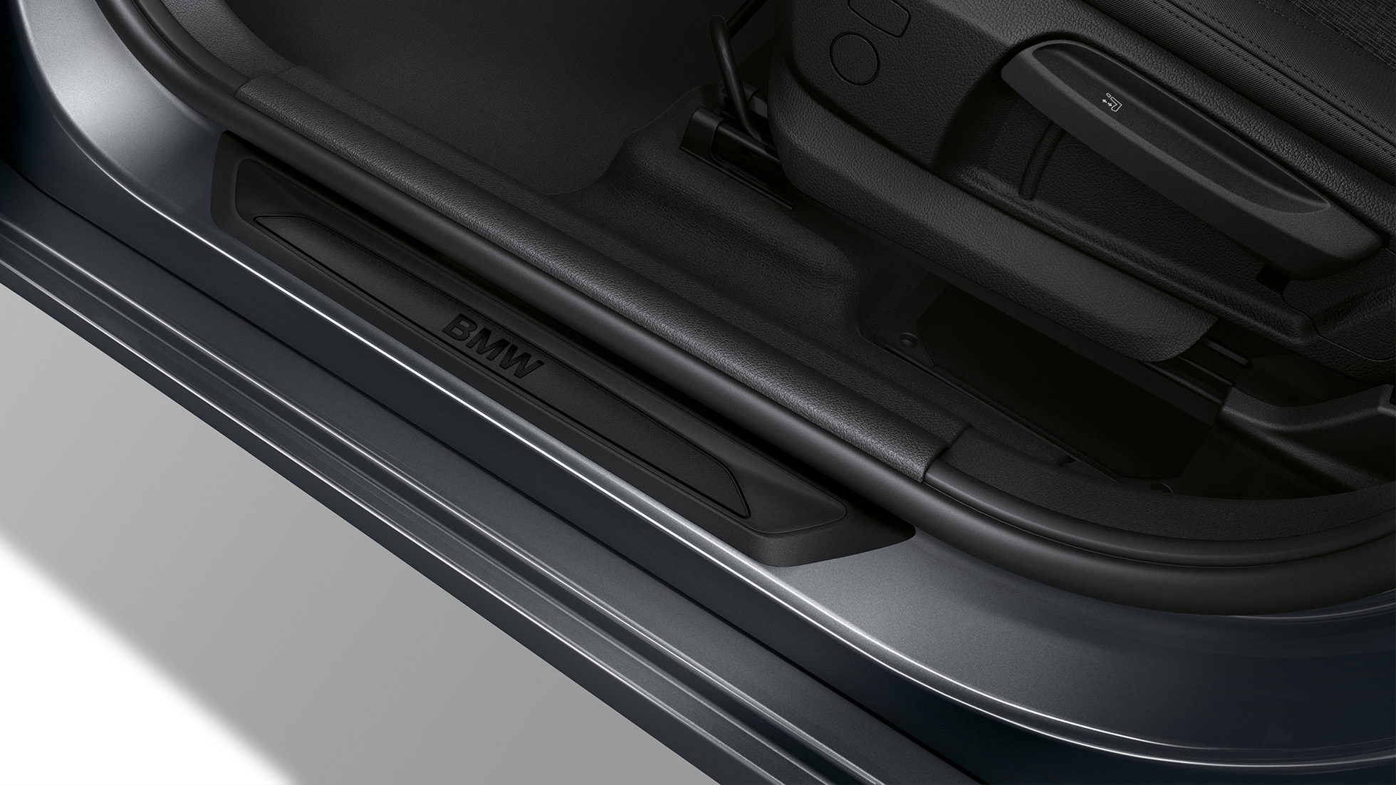 Pragurile portierelor BMW Seria 2 Active Tourer, model Advantage Imagine cu pragurile portierelor BMW 218i Active Tourer, F45, în Gri Mineral metalizat, model Advantage