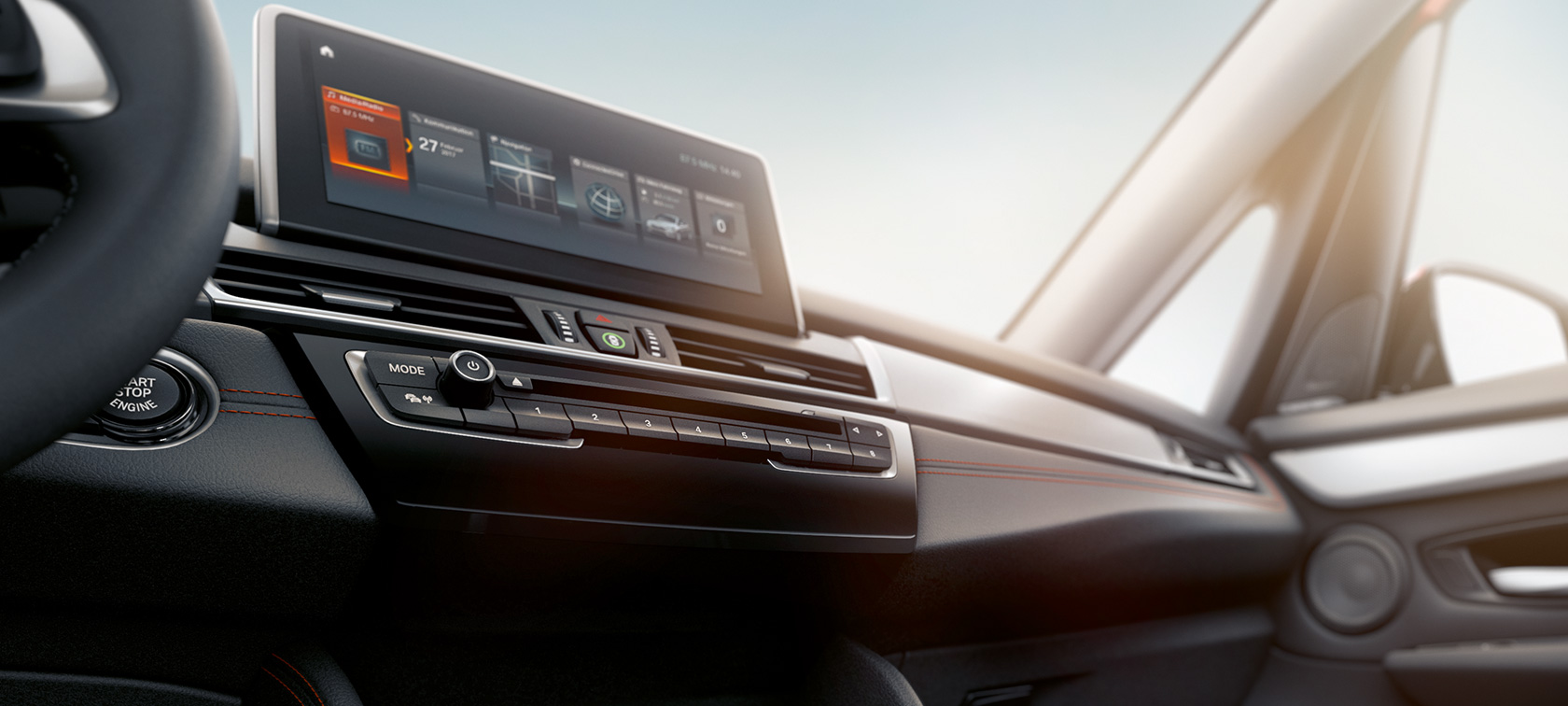 Control Display-ul BMW Seria 2 Active Tourer Imagine în prim-plan cu Control Display-ul BMW Seria 2 Active Tourer, F45, 2018