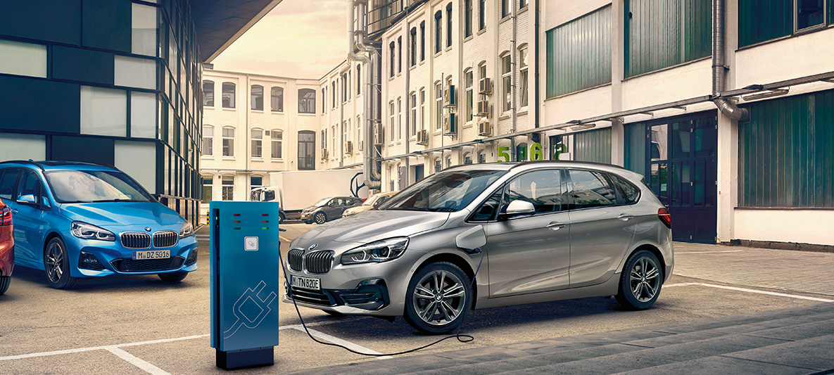 BMW 225xe Active Tourer Imagine cu BMW 225xe Active Tourer Plug-in Hybrid, F45, staţionând la o staţie de încărcare