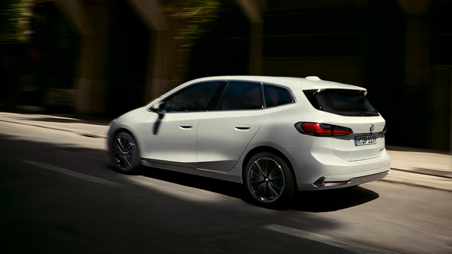 Imagine din partea laterală a BMW Seria 2 Active Tourer Imagine din partea laterală a unui BMW Seria 2 Active Tourer, în Alb Mineral, în mişcare