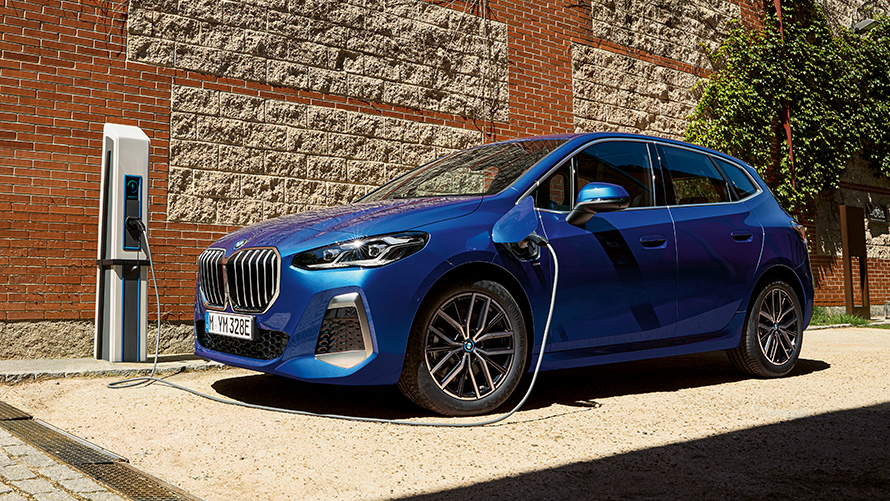 BMW Seria 2 Active Tourer plug-in hybrid la o staţie de încărcare Imagine din partea laterală a BMW Seria 2 Active Tourer 230e plug-in hybrid, în Albastru Portimao M, la o staţie de încărcare