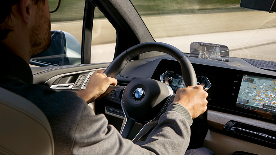 Habitaclul unui BMW Seria 2 Active Tourer cu sisteme inteligente de asistenţă Habitaclul unui BMW Seria 2 Active Tourer cu sisteme inteligente de asistenţă