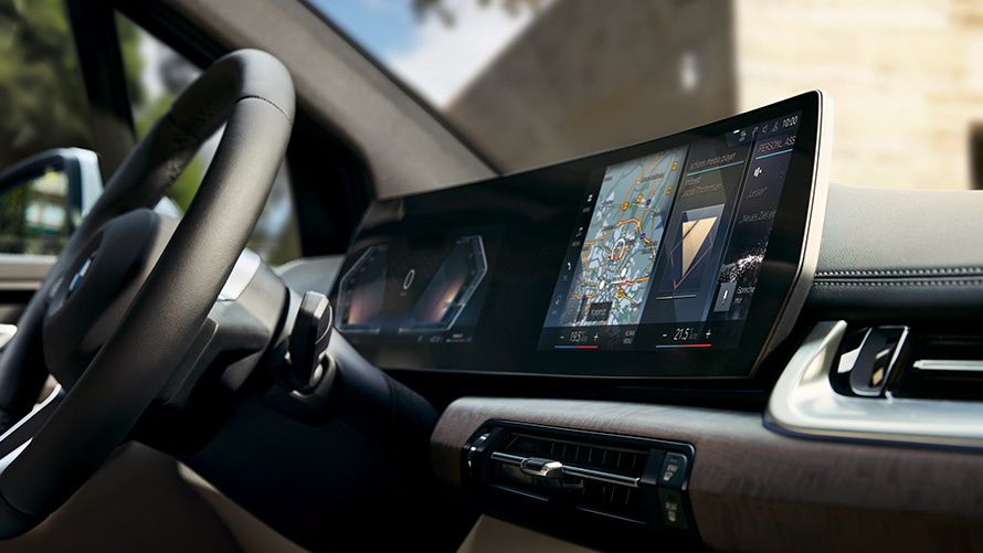 BMW Seria 2 Active Tourer BMW iDrive Imagine în prim plan cu ecranul curbat BMW cu BMW iDrive şi sistem de operare BMW iD8 din BMW Seria 2 Active Tourer