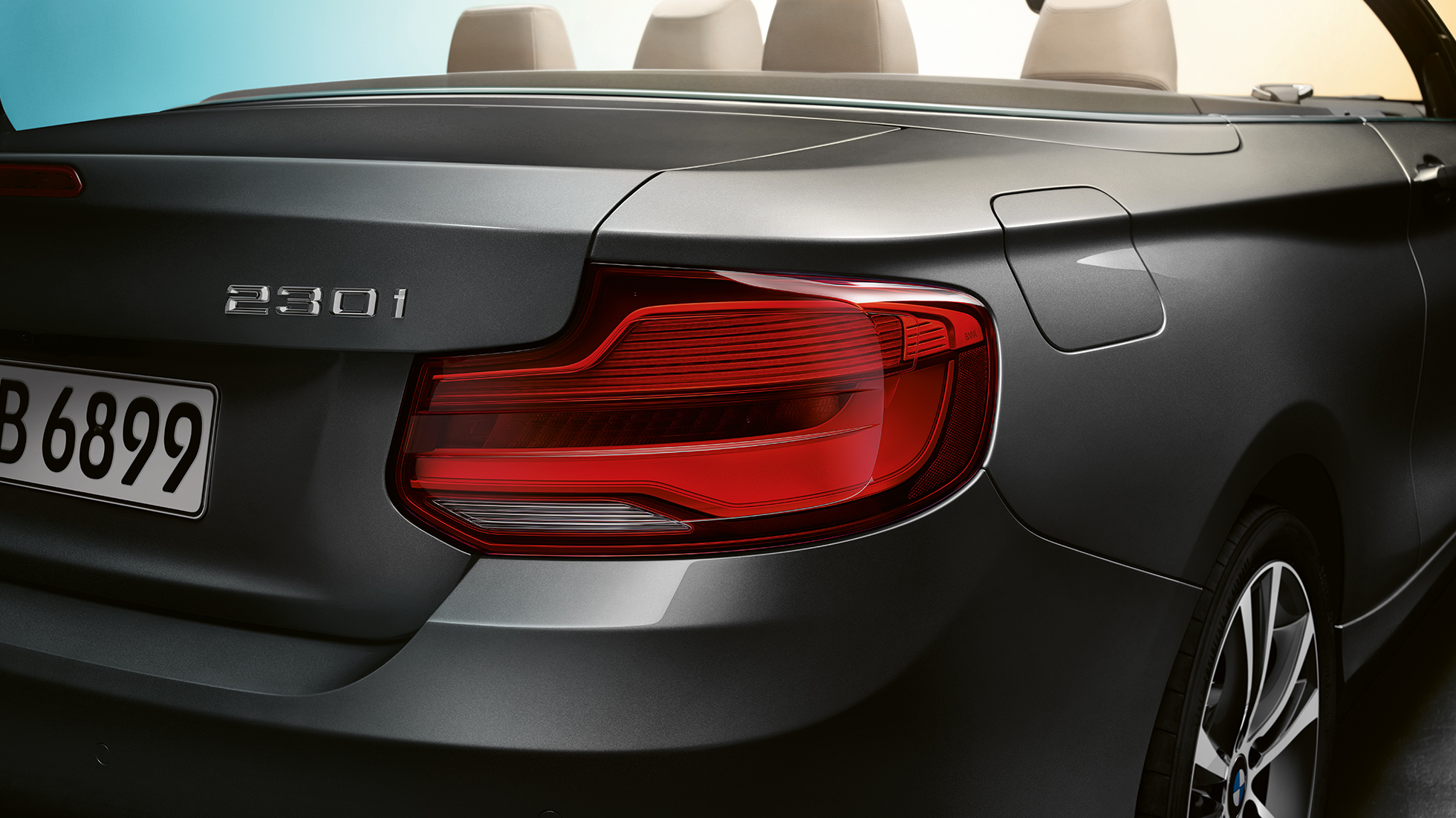 Inscripţionare denumire model în partea spate a BMW Seria 2 Cabriolet Inscripţionare denumire model în partea spate a BMW Seria 2 Cabriolet