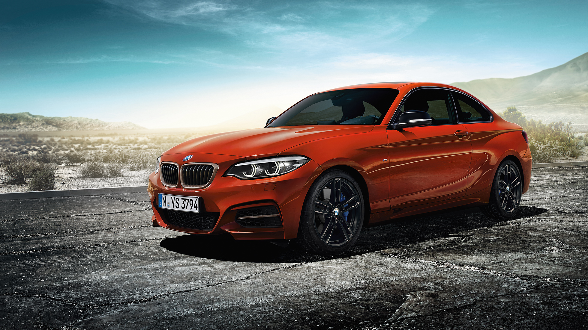 Imagine cu partea frontală a BMW Seria 2 Coupé staţionând Imagine cu partea frontală a BMW Seria 2 Coupé staţionând