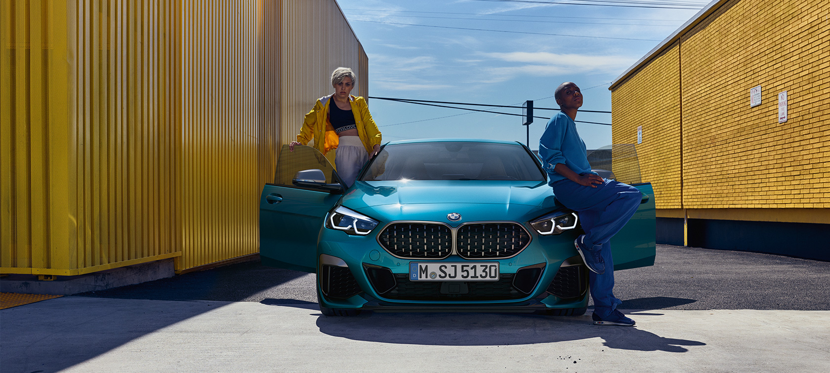 Imagine cu partea frontală a BMW Seria 2 Gran Coupé, cu portierele faţă deschise Imagine cu partea frontală a BMW Seria 2 Gran Coupé, F44, în Albastru Snapper Rocks metalizat, cu portierele faţă deschise