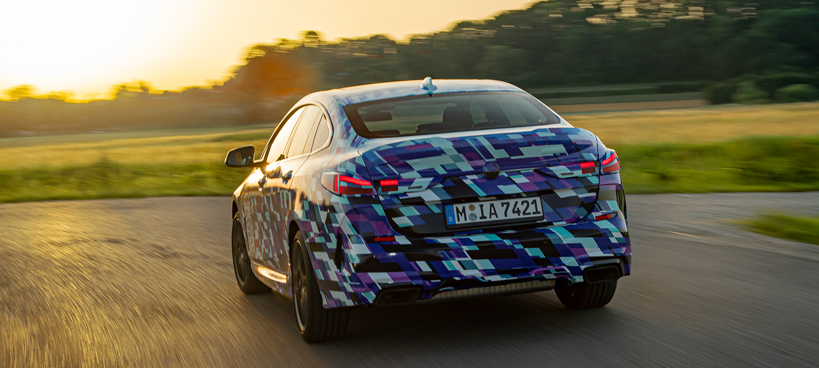 Premiera mondială a BMW Seria 2 Gran Coupé Premieră mondială cu imaginea cu trei sferturi din partea spate a prototipului BMW Seria 2 Gran Coupé F44 2020 camuflat