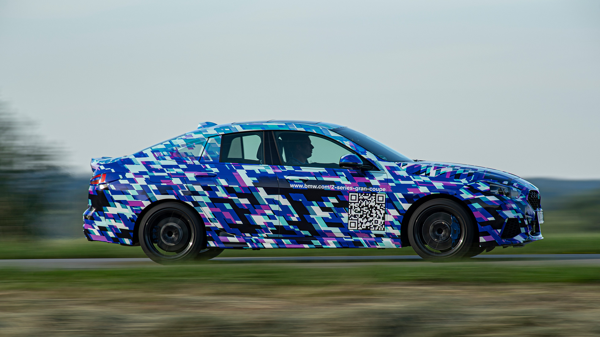 Silueta coupé a BMW Seria 2 Gran Coupé Imagine din lateral a prototipului BMW Seria 2 Gran Coupé camuflat, F44 2020