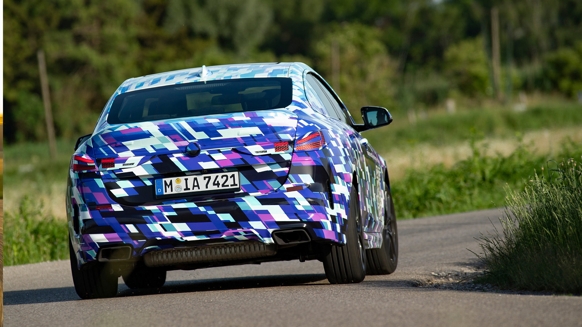 Partea spate a BMW Seria 2 Gran Coupé Imagine cu designul sportiv al părţii spate a prototipului BMW Seria 2 Gran Coupé F44 camuflat, rulând