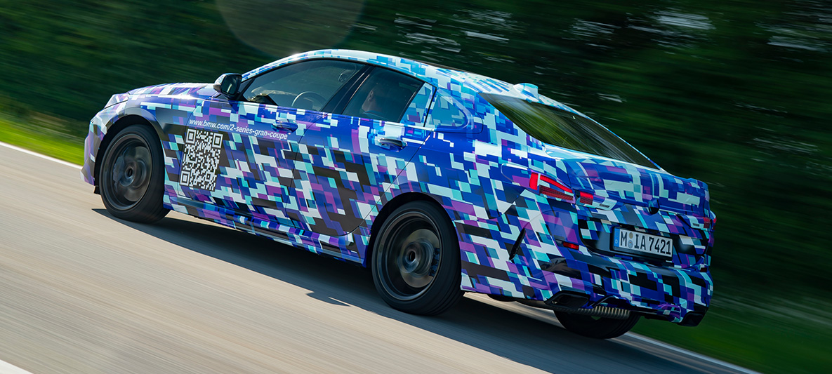 Dinamica de condus a BMW Seria 2 Gran Coupé Imagine cu trei sferturi din partea laterală a prototipului BMW M235i xDrive 2020 camuflat