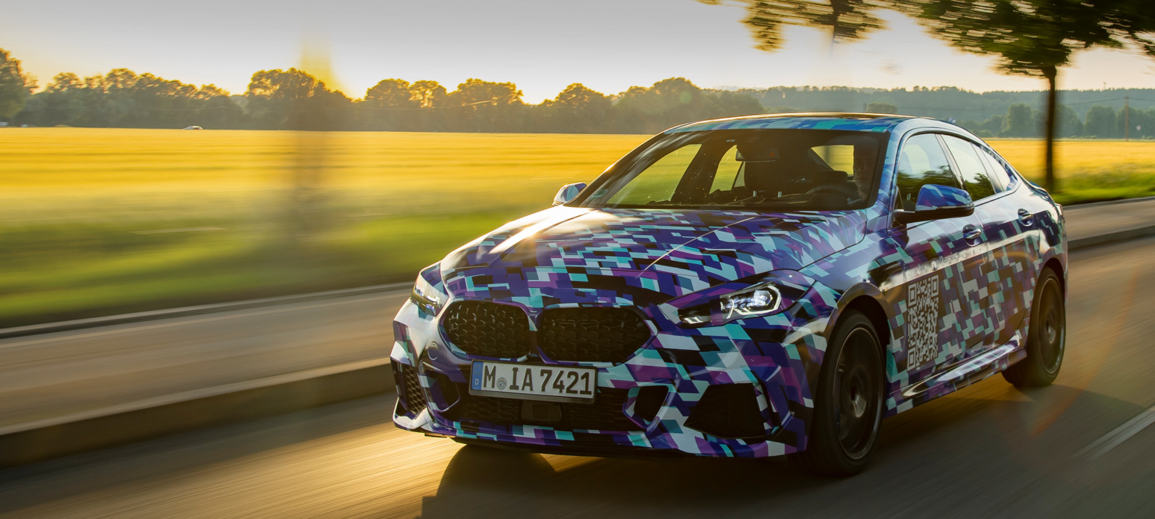 Primul BMW Seria 2 Gran Coupé Imagine cu trei sferturi din partea frontală a prototipului BMW Seria 2 Gran Coupé camuflat, F44 2020