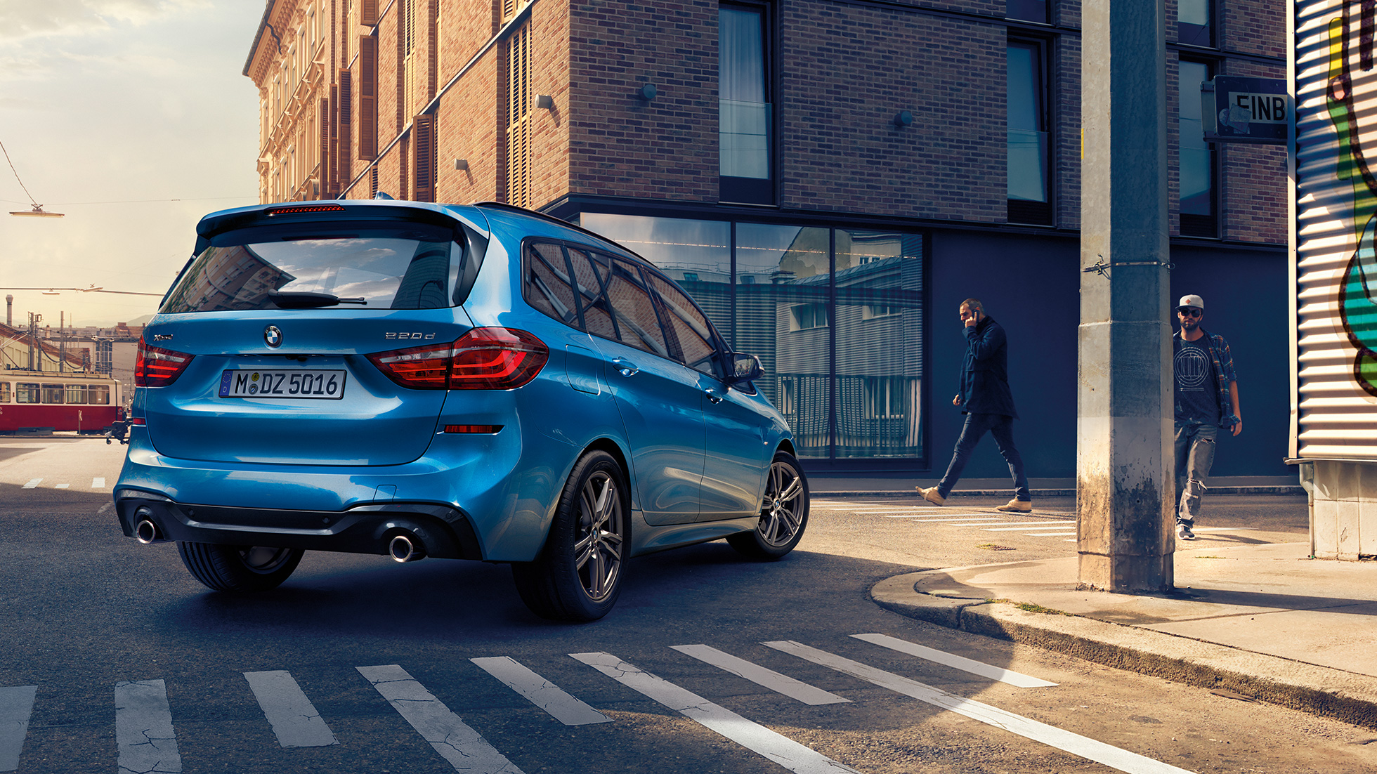 Exteriorul BMW Seria 2 Gran Tourer Imagine cu trei sferturi din partea spate a unui BMW 220d xDrive Gran Tourer, F46 Facelift 2018, în Albastru Misano metalizat, rulând în centrul oraşului