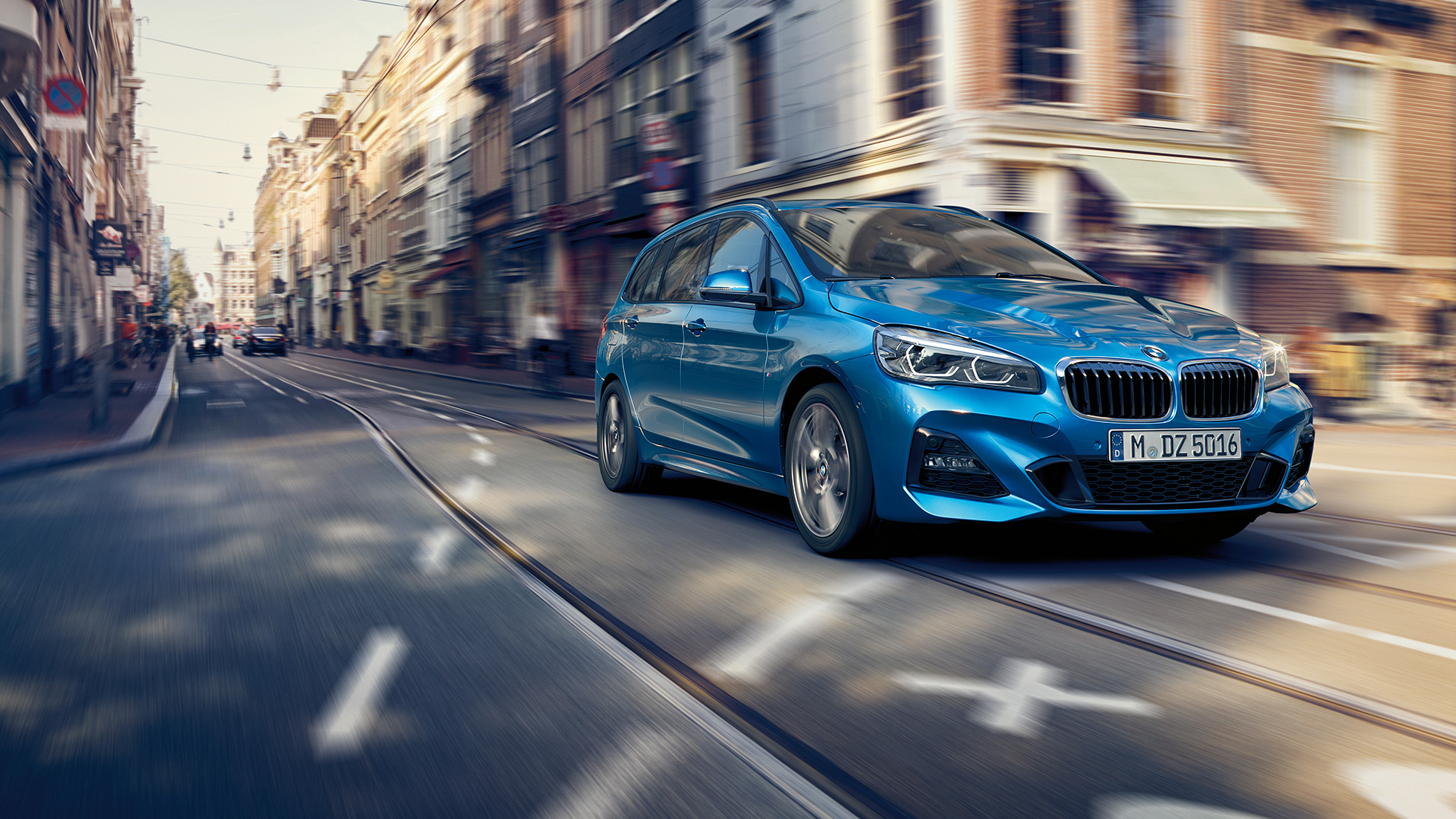 Dinamica de condus a BMW Seria 2 Gran Tourer Imagine cu trei sferturi din partea frontală a unui BMW 220d xDrive Gran Tourer, F46 Facelift 2018, în Albastru Misano metalizat, rulând în centrul oraşului