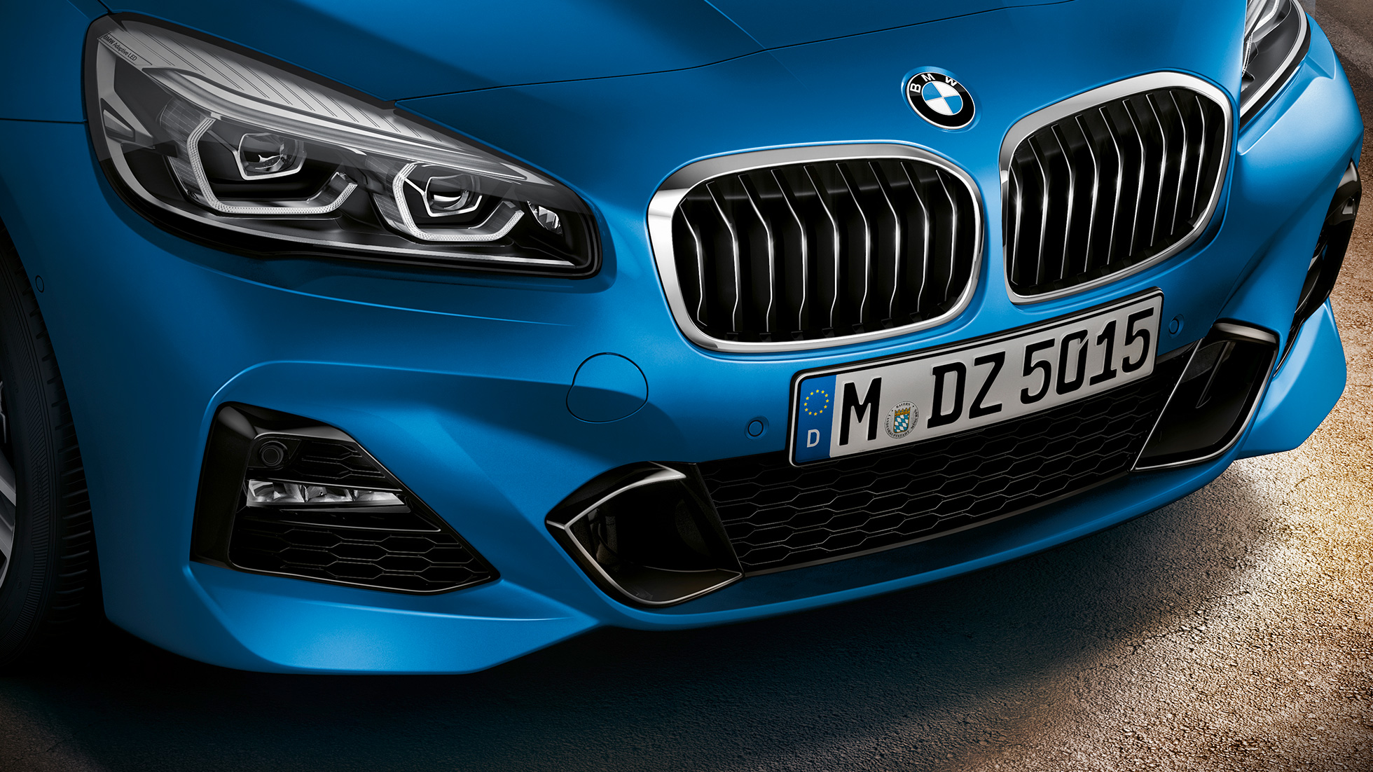 Grila dublă a BMW Seria 2 Gran Tourer Imagine în prim-plan cu grila dublă frontală a BMW Seria 2 Gran Tourer, F46 Facelift 2018, în Albastru Misano metalizat