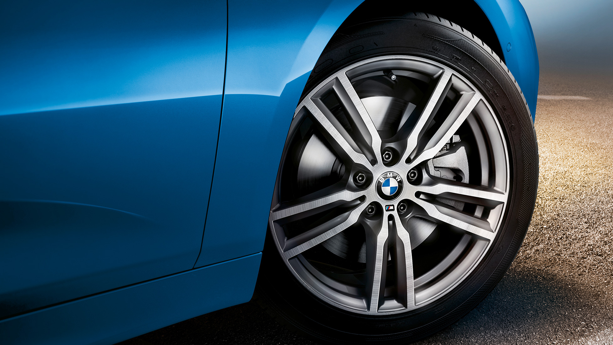 Jantele din aliaj uşor ale BMW Seria 2 Gran Tourer Imagine în prim-plan cu jantele din aliaj uşor ale BMW Seria 2 Gran Tourer, F46 Facelift 2018, în Albastru Misano metalizat