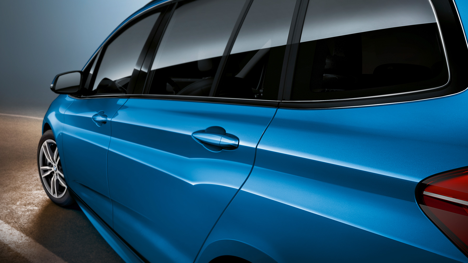 Imagine în prim-plan cu partea laterală a BMW Seria 2 Gran Tourer Imagine în prim-plan cu partea laterală a BMW Seria 2 Gran Tourer, F46 Facelift 2018, în Albastru Misano metalizat