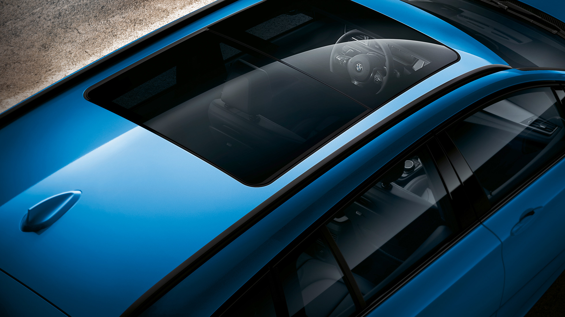 Imagine de sus cu trapa panoramică a BMW Seria 2 Gran Tourer Imagine din unghi înalt cu trapa panoramică din sticlă a BMW Seria 2 Gran Tourer, F46 Facelift 2018, în Albastru Misano metalizat
