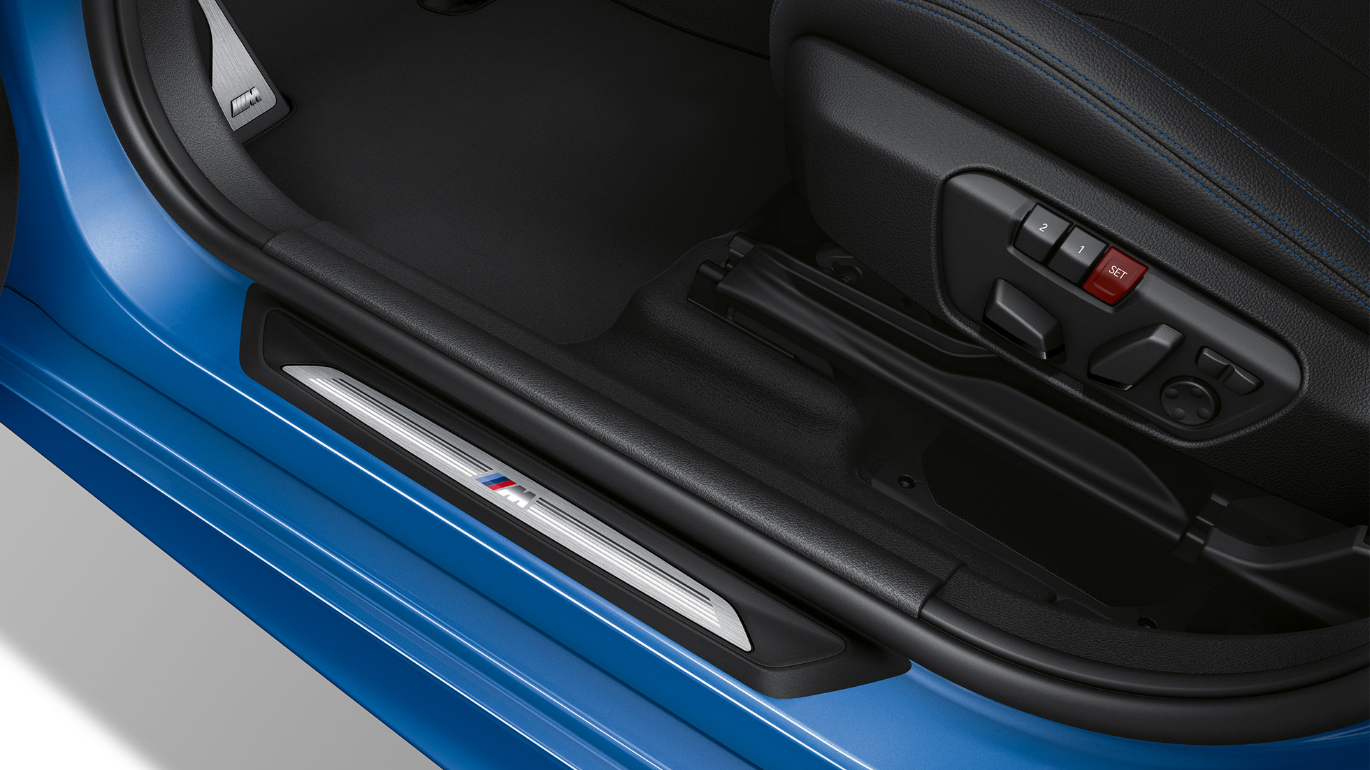 Pragurile portierelor BMW Seria 2 Gran Tourer, cu pachet M Sport Imagine cu pragurile portierelor BMW 220d xDrive Gran Tourer, F46, în Albastru Estoril metalizat, cu pachet M Sport