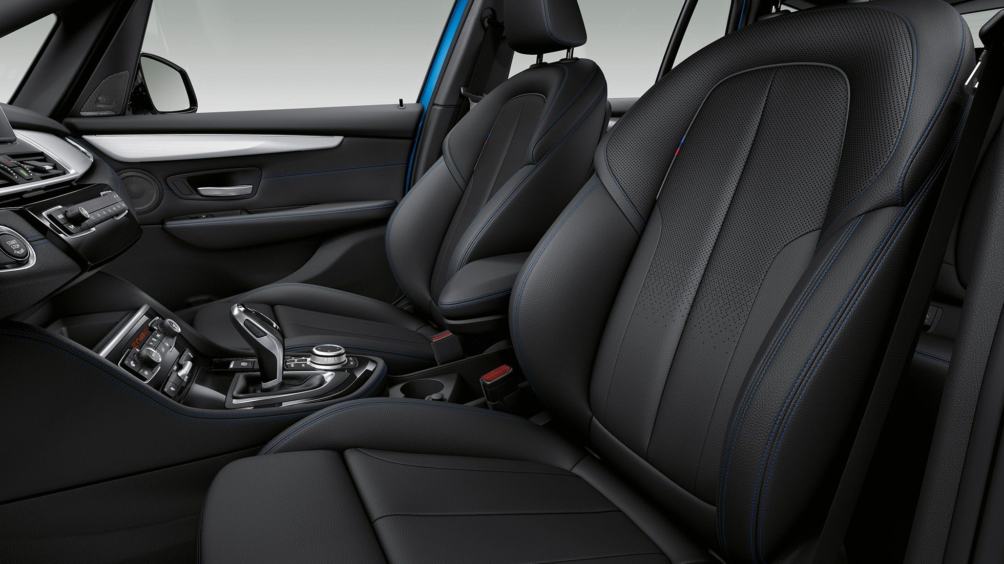 Imagine în prim-plan cu finisajele pragurilor portierelor BMW 220d xDrive Gran Tourer, F46 Facelift 2018, în Albastru Misano metalizat