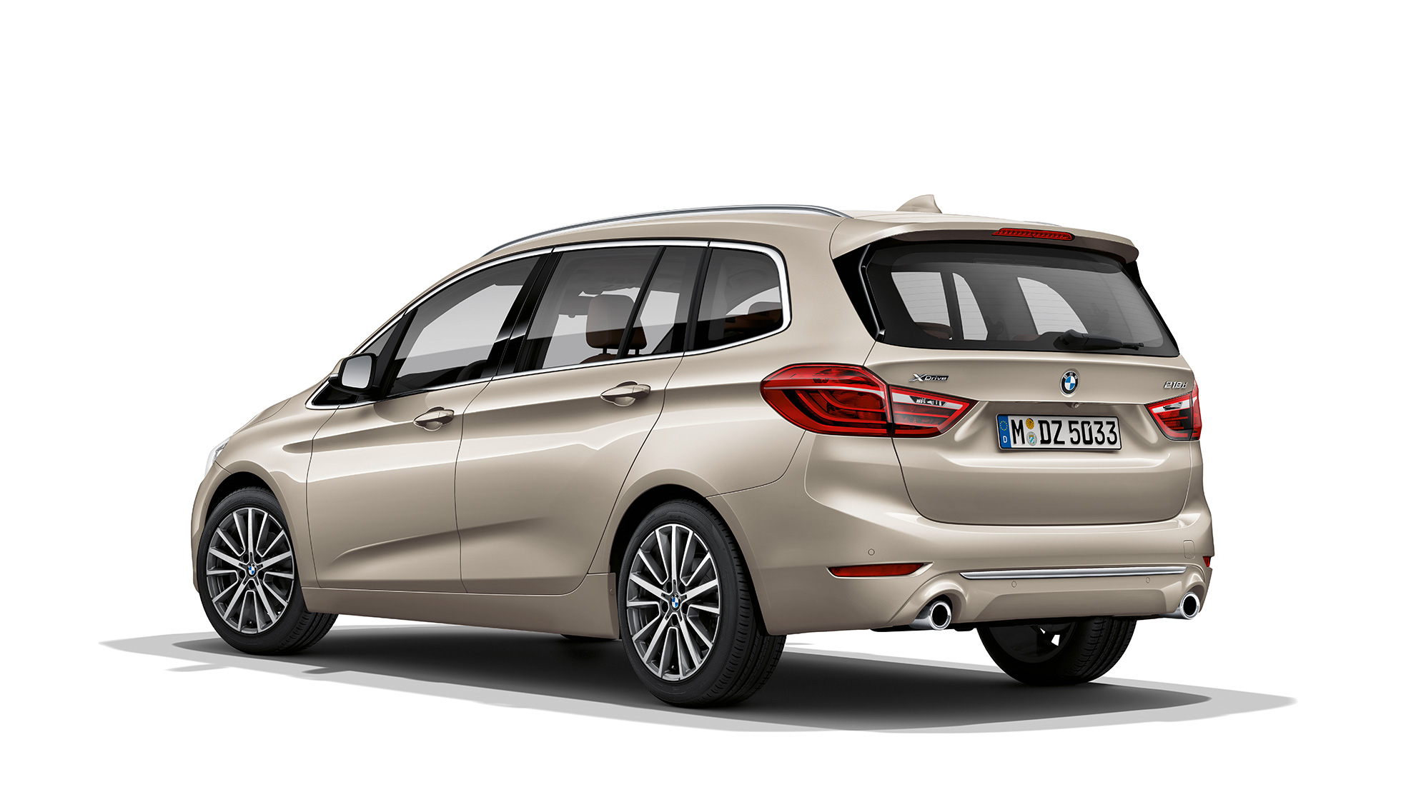 Imagine cu trei sferturi din partea spate a BMW 218d xDrive Gran Tourer, Luxury Line, F46 Facelift 2018, în Argintiu Cashmere