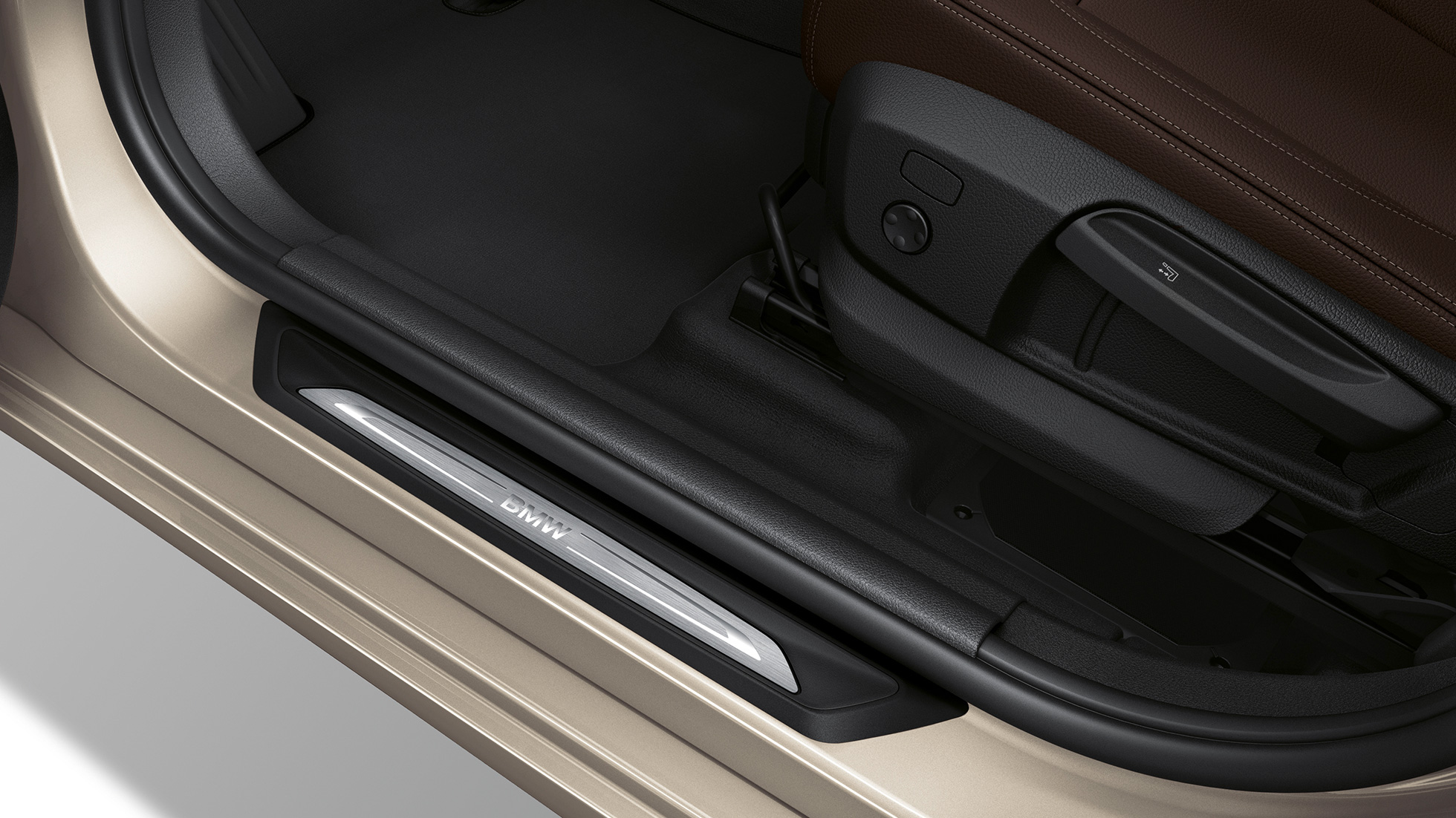 Pragurile portierelor BMW Seria 2 Gran Tourer, model Luxury Line Imagine în prim-plan cu finisajele pragurilor portierelor BMW 218d xDrive Gran Tourer, Luxury Line, F46 Facelift 2018, în Argintiu Cashmere