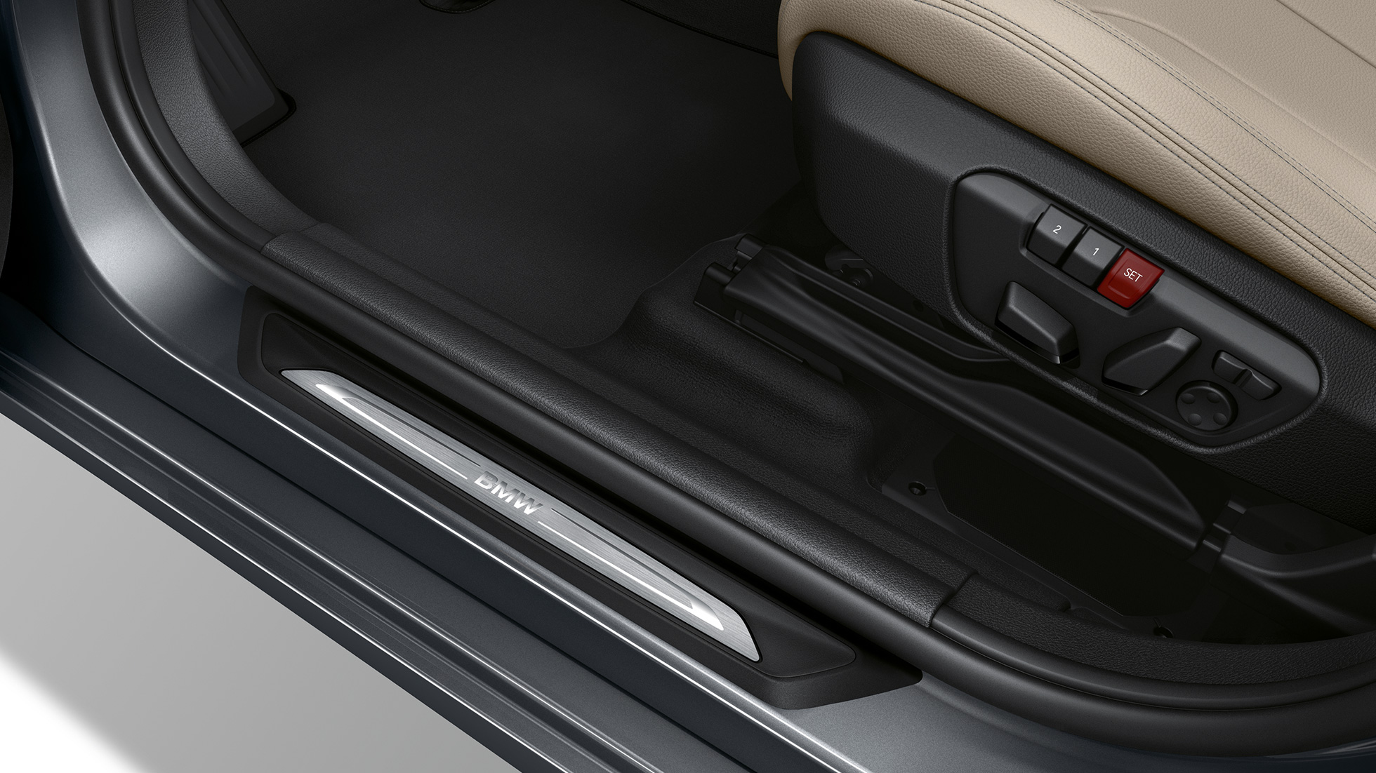 Imagine cu pragurile portierelor BMW 220d Gran Tourer, F46, 2018, în Gri Mineral metalizat, model Sport Line