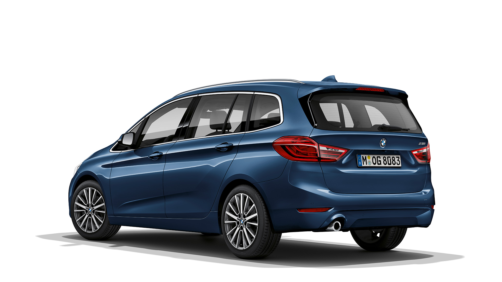 Imagine cu trei sferturi din partea spate a BMW 218i Gran Tourer, F46 Facelift 2018, în Albastru Phytonic