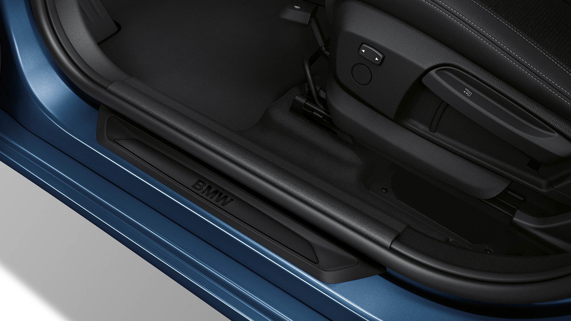 Imagine cu pragurile portierelor BMW 218i Gran Tourer, F46, 2018, în Albastru Medieterranean metalizat, model Advantage