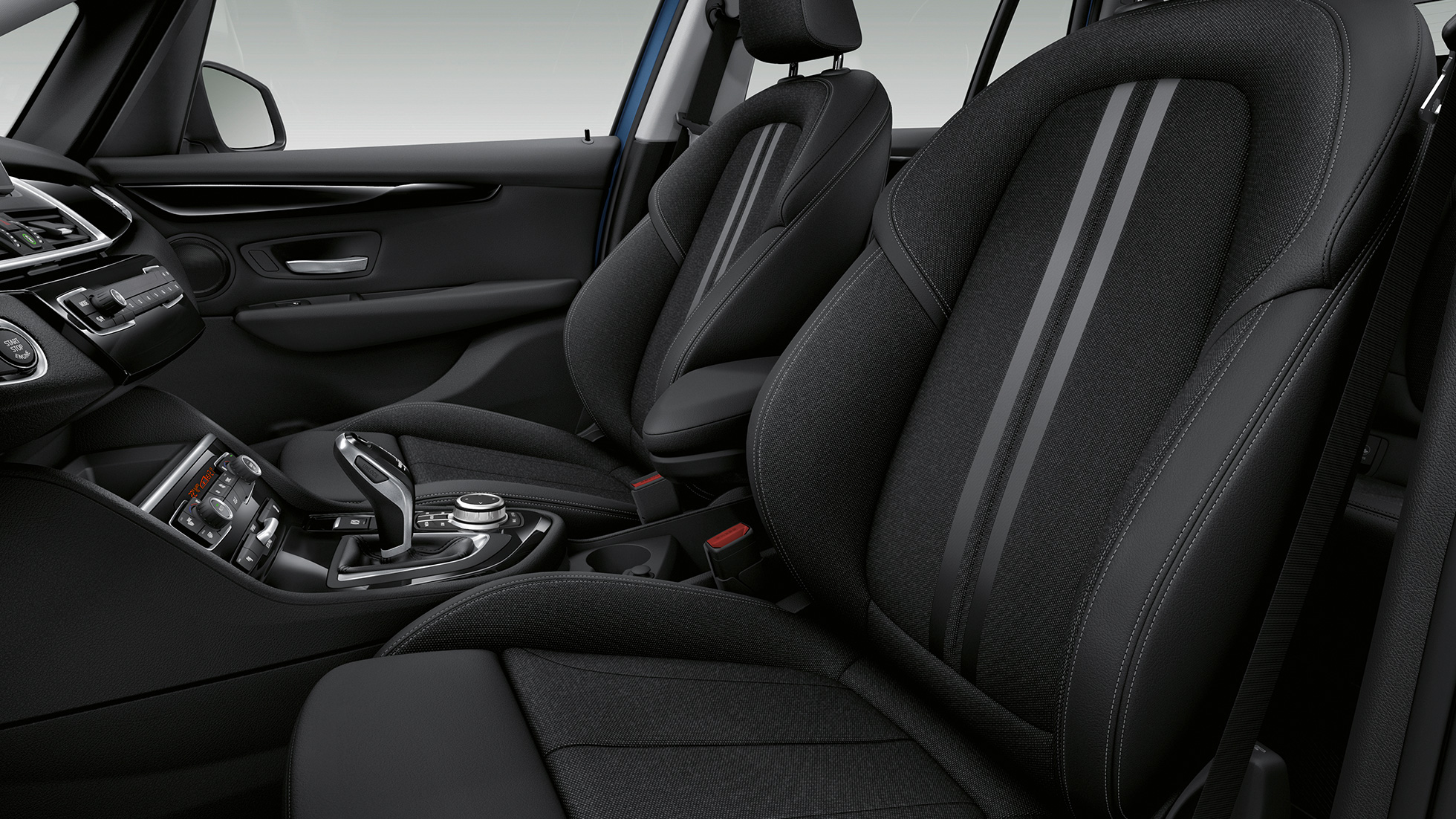 Imagine în prim-plan cu finisajele pragurilor portierelor BMW 218i Gran Tourer, F46 Facelift 2018, în Albastru Phytonic