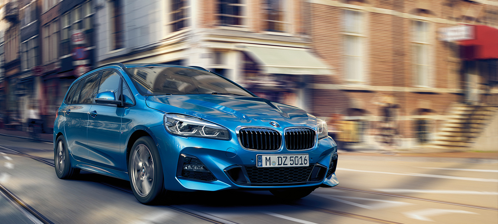 BMW Seria 2 Gran Tourer rulând pe drum Imagine cu trei sferturi din partea frontală a BMW Seria 2 Gran Tourer, F46, în Albastru Misano metalizat, rulând pe drum