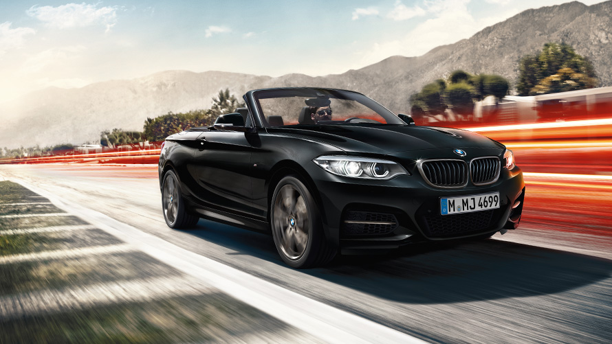Imagine cu trei sferturi din partea frontală a BMW Seria 2 Cabriolet F23 rulând pe stradă BMW Seria 2, imagine cu trei sferturi din partea frontală a BMW Seria 2 Cabriolet F23 rulând pe stradă