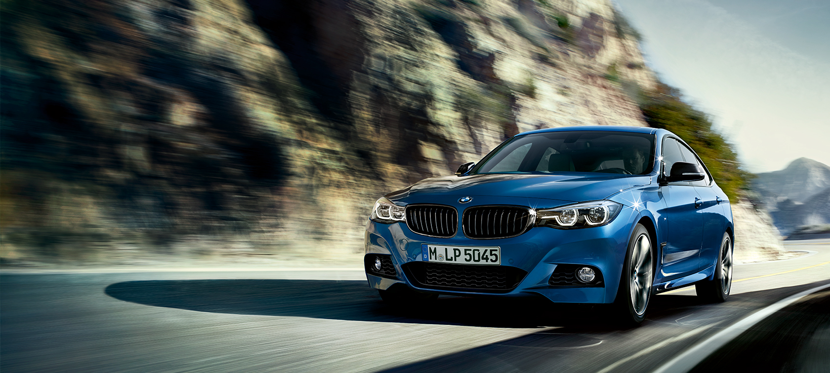 Imagine cu partea frontală a BMW Seria 3 Gran Turismo rulând Imagine cu partea frontală a BMW Seria 3 Gran Turismo rulând