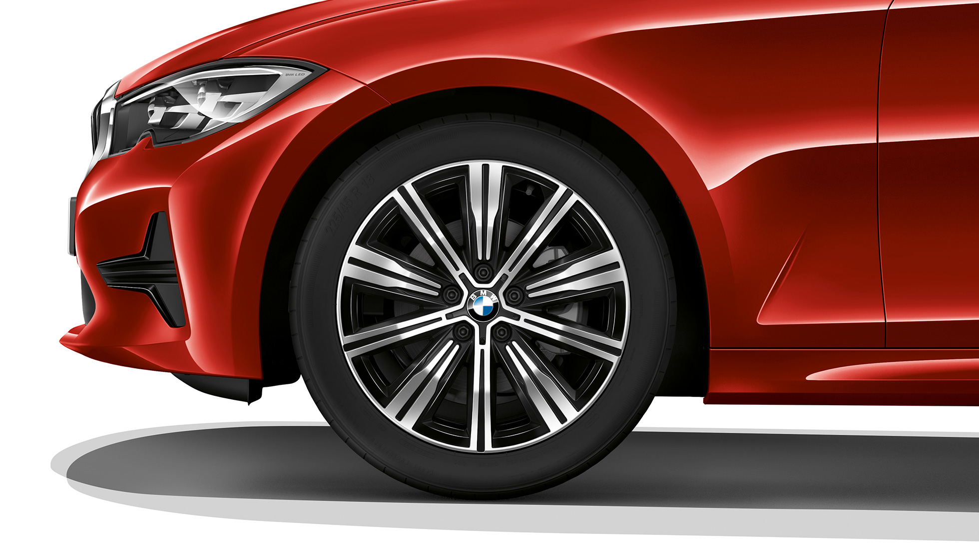 Jantele din aliaj uşor ale BMW Seria 3 Sedan model Advantage. Imagine în prim-plan cu jantele din aliaj uşor ale BMW Seria 3 Sedan echipat cu modelul Advantage.