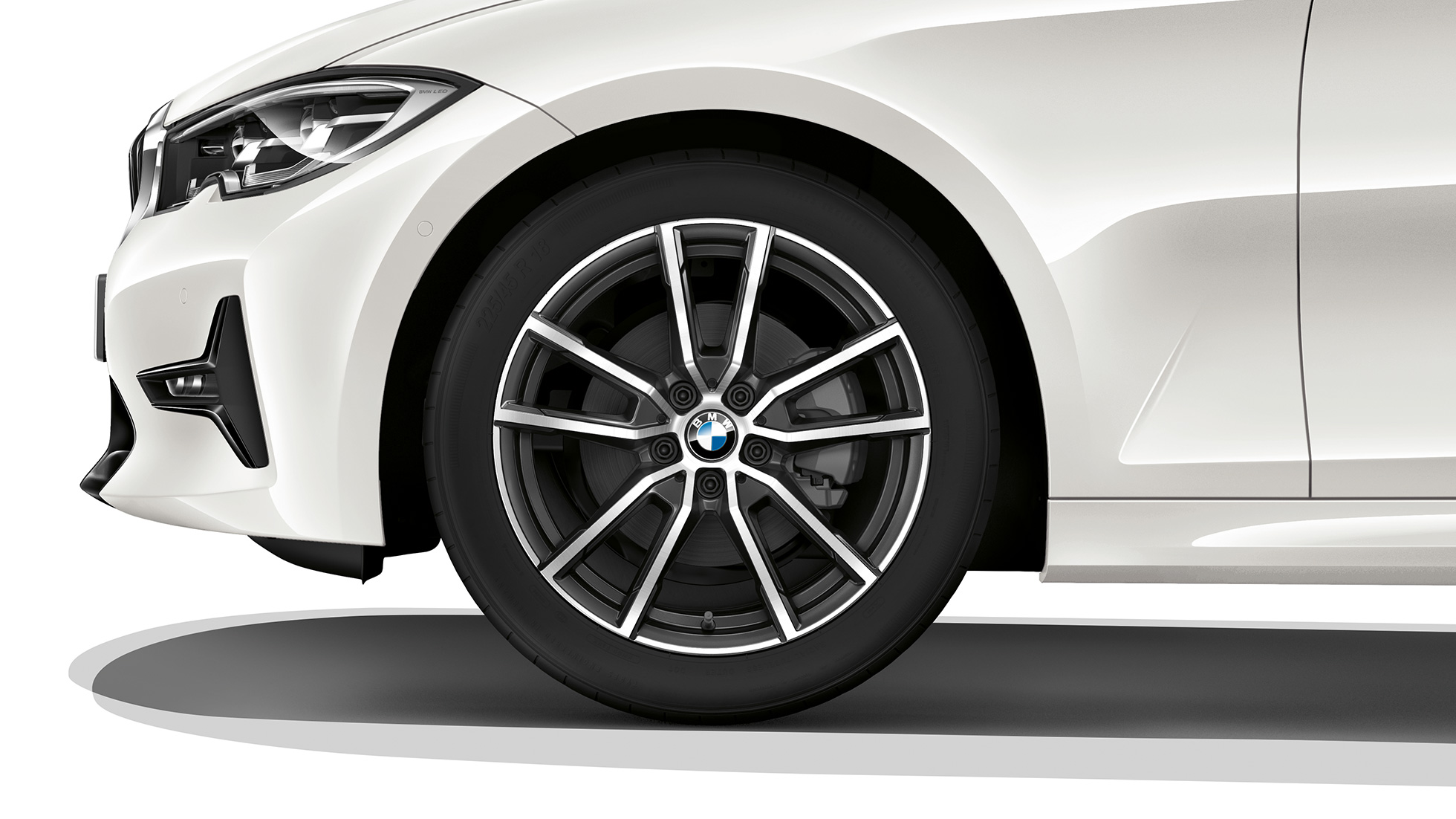 Jantele din aliaj uşor ale BMW Seria 3 Sedan model Sport Line. Imagine în prim-plan cu jantele din aliaj uşor ale BMW Seria 3 Sedan echipat cu modelul Sport Line.