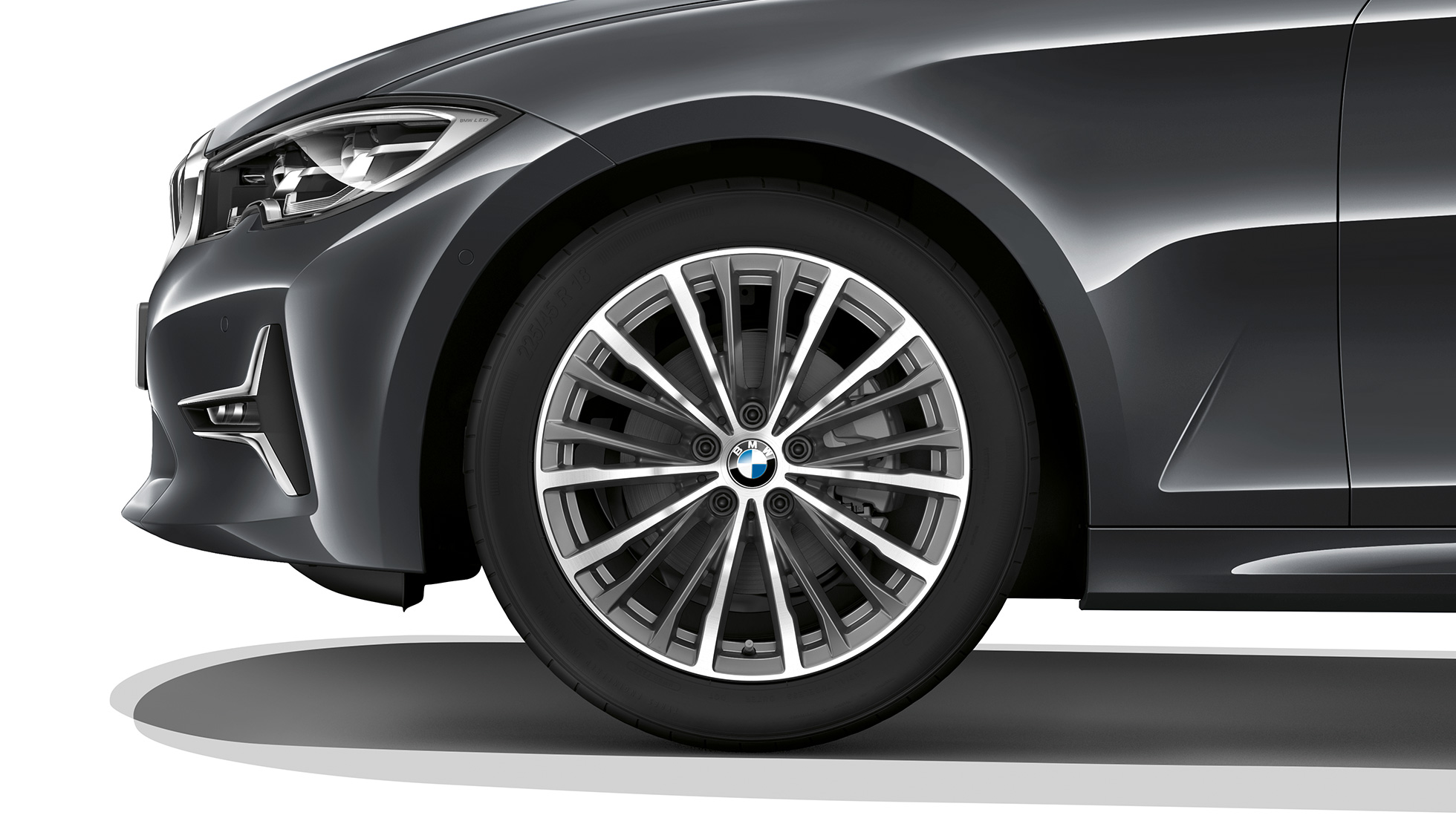Jantele din aliaj uşor ale BMW Seria 3 Sedan model Luxury Line. Imagine în prim-plan cu jantele din aliaj uşor ale BMW Seria 3 Sedan echipat cu modelul Luxury Line.