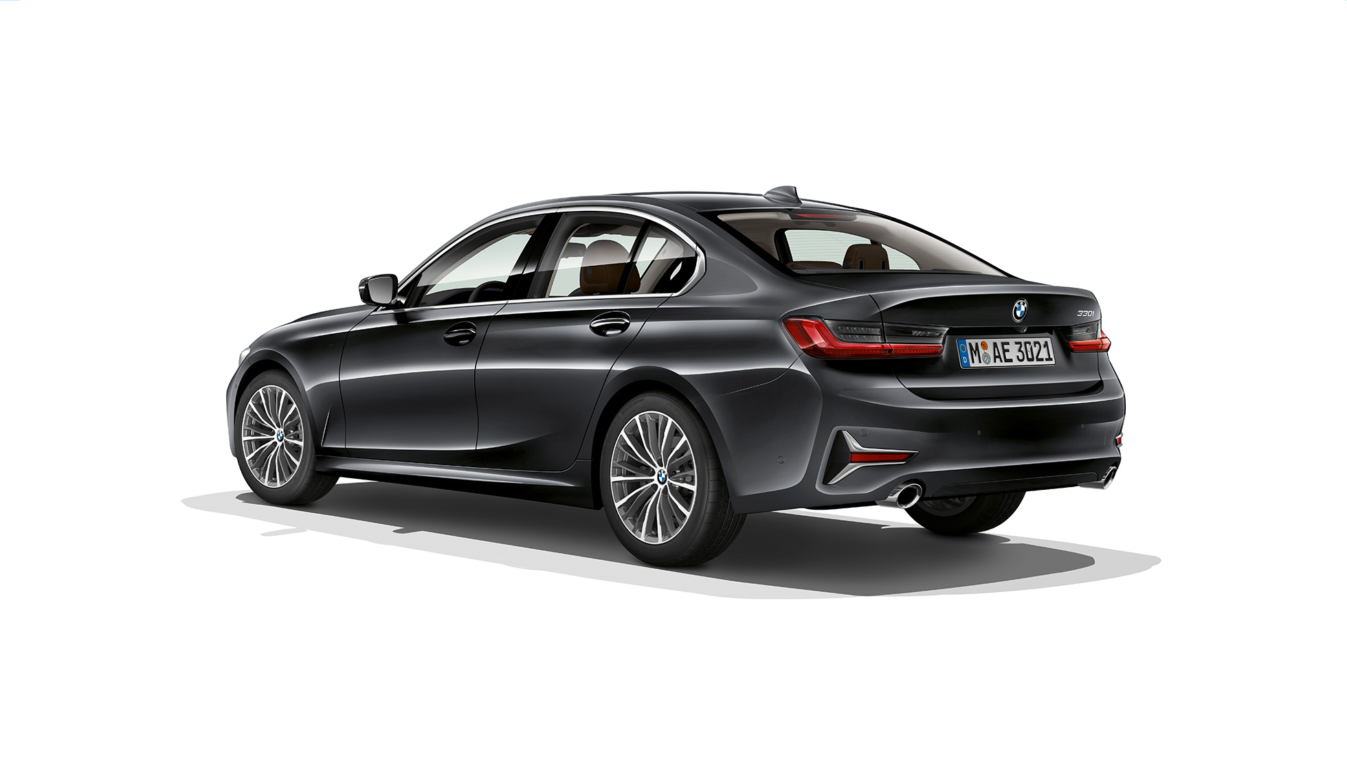 Partea spate a BMW Seria 3 Sedan model Luxury Line. Imagine cu trei sferturi din partea spate a BMW Seria 3 Sedan echipat cu modelul Luxury Line.