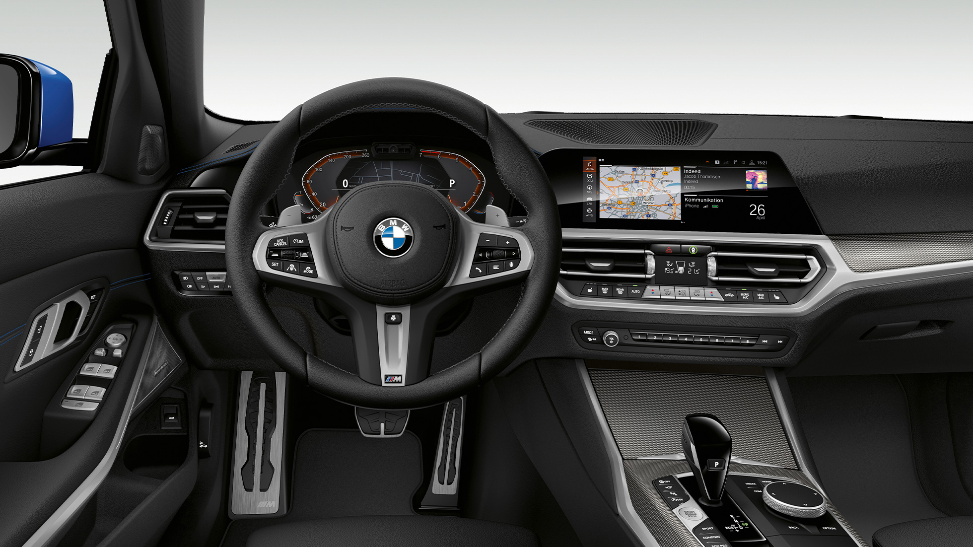 Habitaclu al BMW Seria 3 Sedan model M Sport. Imagine frontală în prim-plan cu partea de habitaclu a conducătorului auto din BMW Seria 3 Sedan echipat cu modelul M Sport.