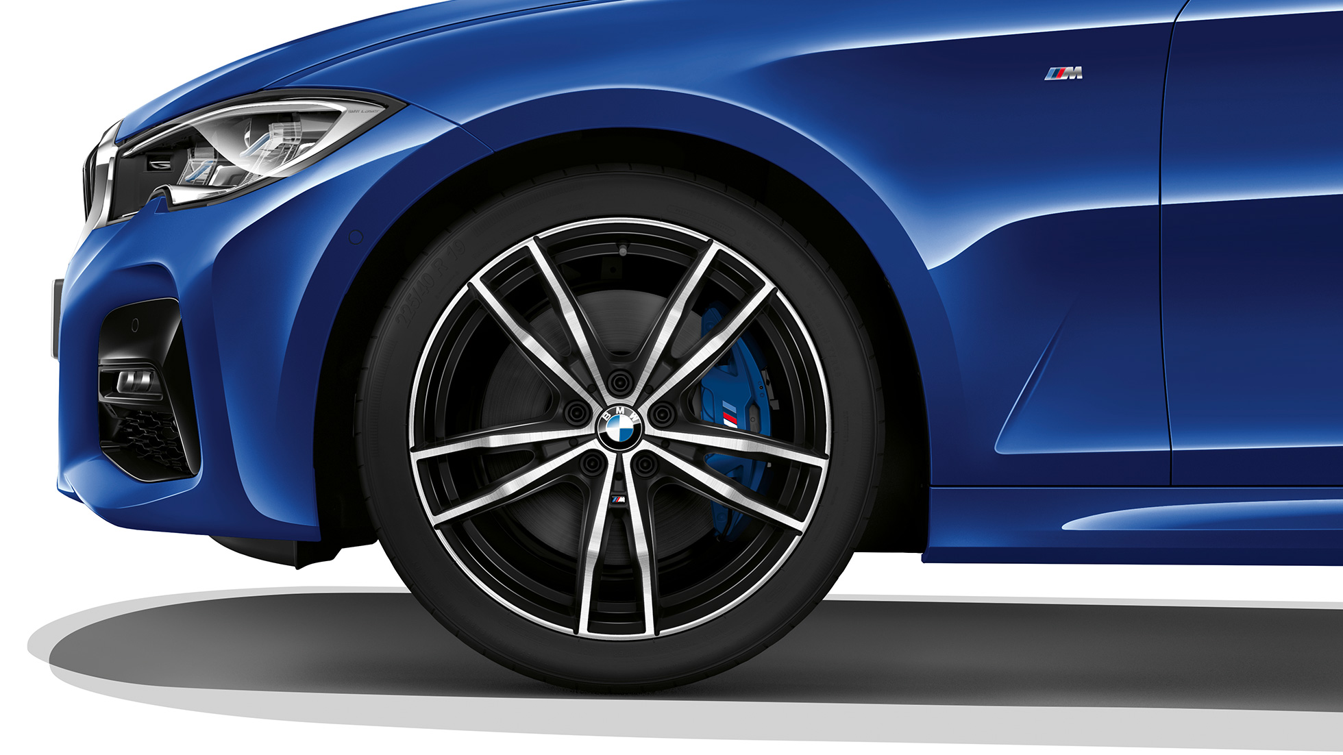 Jantele din aliaj uşor ale BMW Seria 3 Sedan model M Sport. Imagine în prim-plan cu jantele din aliaj uşor ale BMW Seria 3 Sedan echipat cu modelul M Sport.
