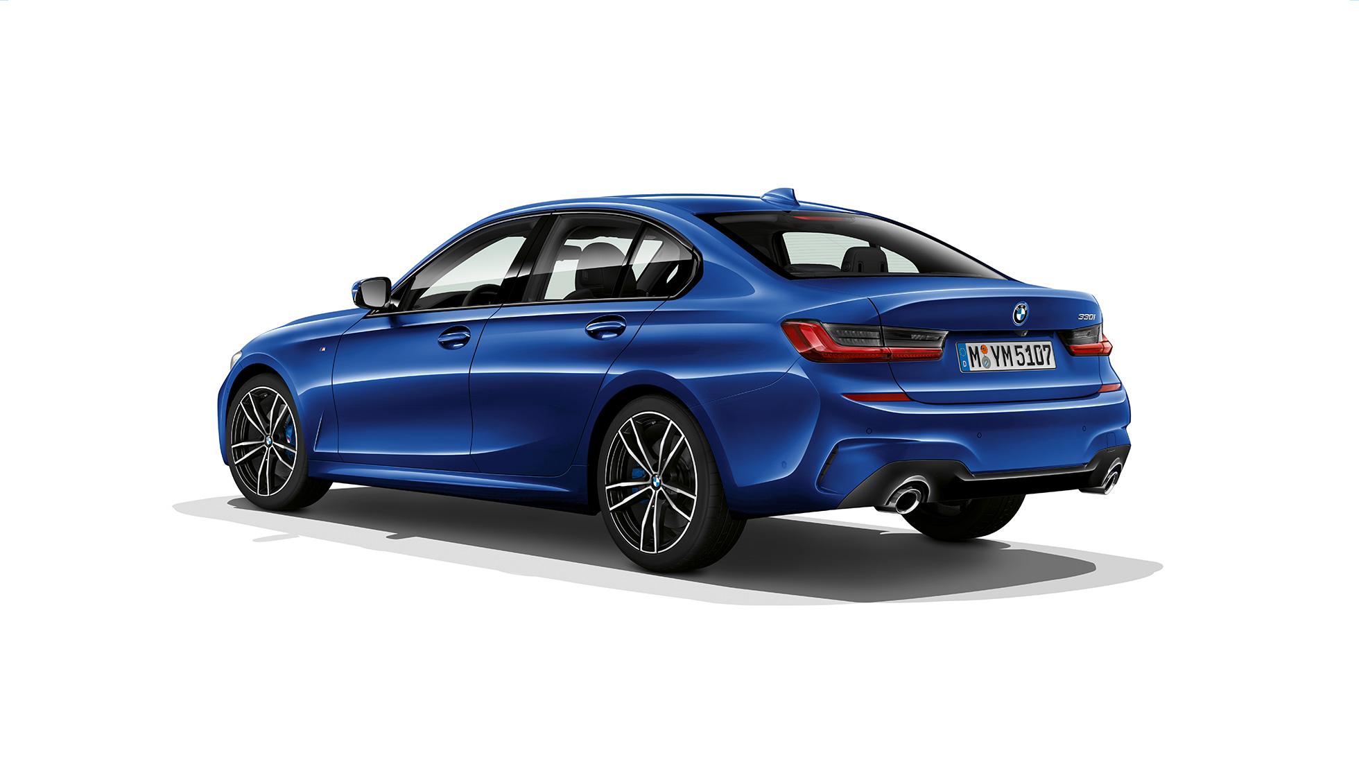 Partea spate a BMW Seria 3 Sedan model M Sport. Imagine cu trei sferturi din partea spate a BMW Seria 3 Sedan echipat cu modelul M Sport.
